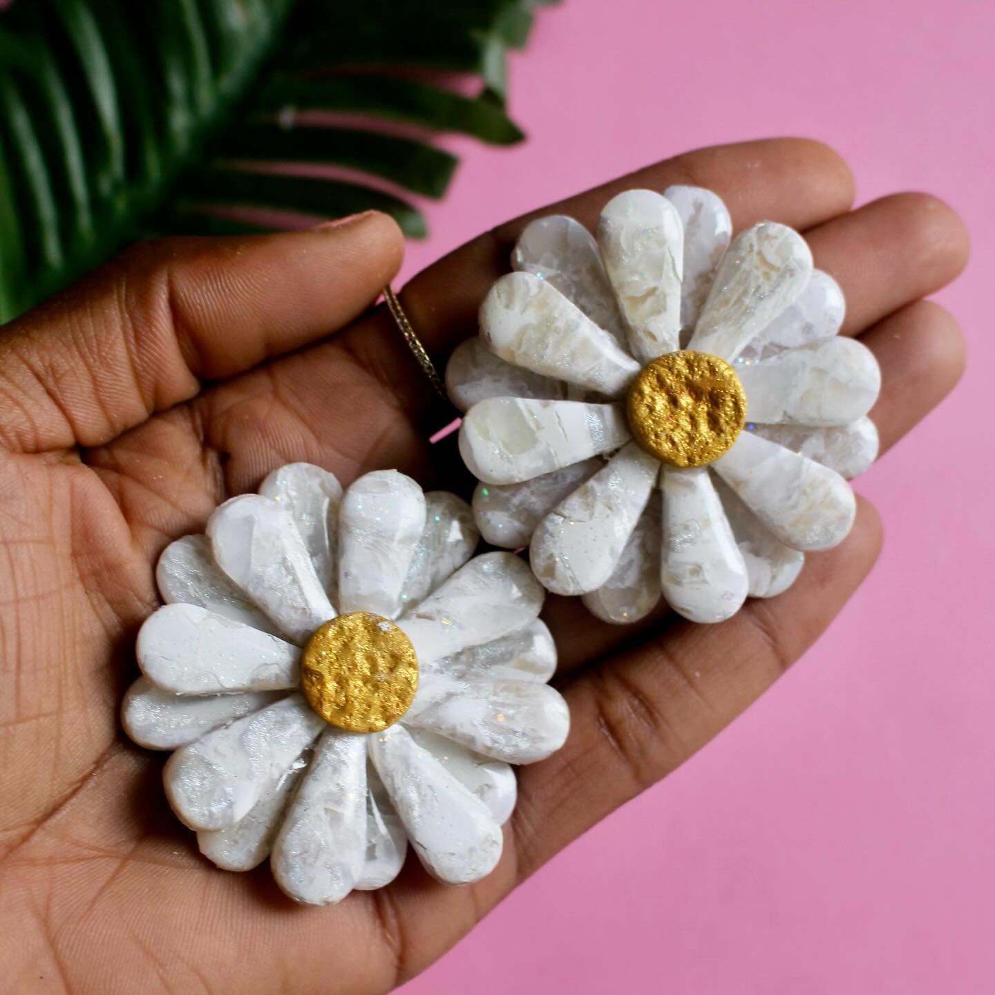 I found my battery y&rsquo;all ! Lol but my other dilemma has been these oversized flower studs. 🌸🌼
I&rsquo;ve been wanting to create a floral style for sometime now. Adding the quartz look to them made them &ldquo;erratically official&rdquo; 😉 bu