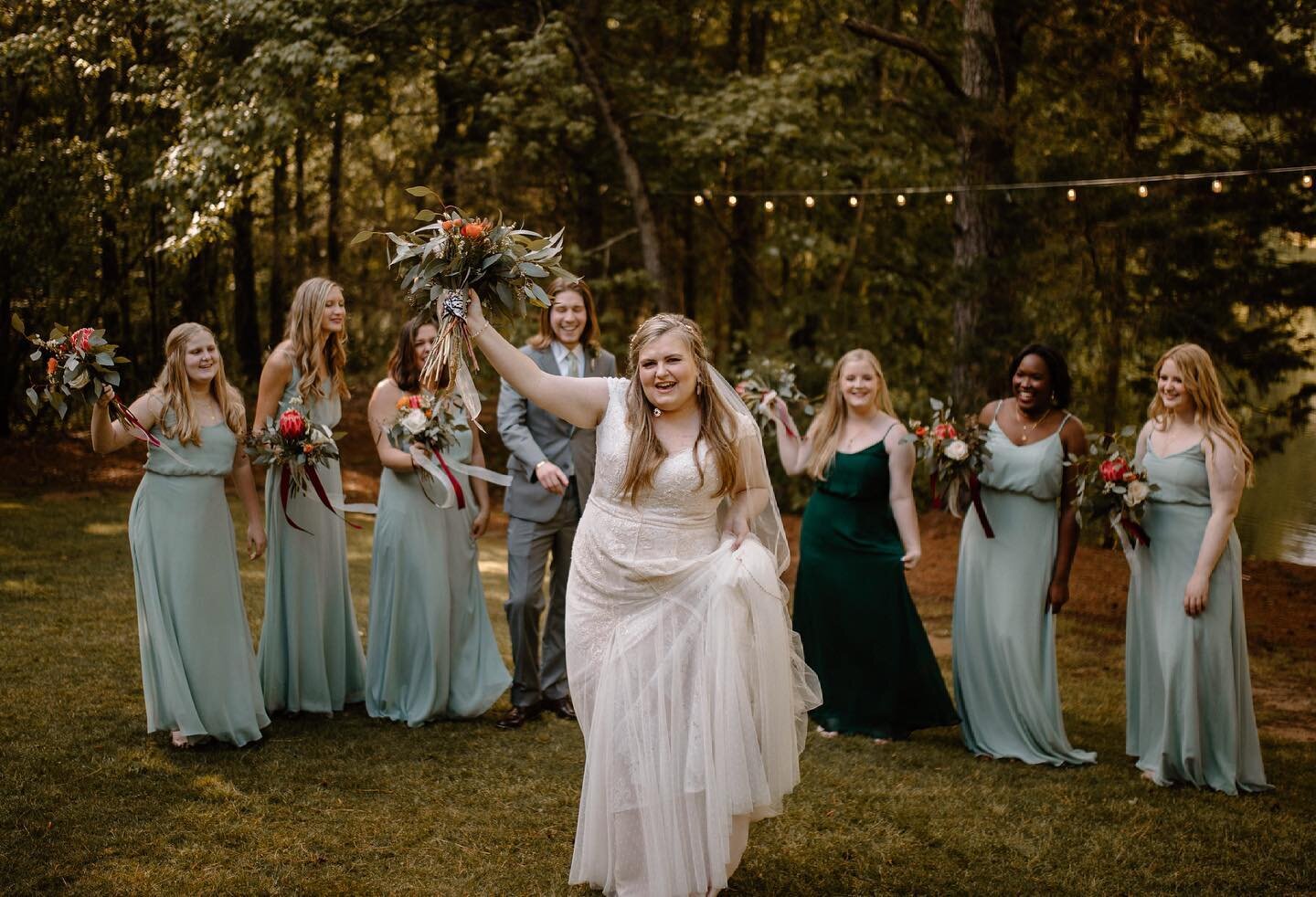 Whether it&rsquo;s the girls or the guys➡️ we&rsquo;re gonna have F U N while snapping pictures on your special day!📸

Want great bridal party photos? Let them be themselves!! 
&gt; Pop champagne! 🍾
&gt; Have some drinks! 🥂
&gt; Bring your shades!