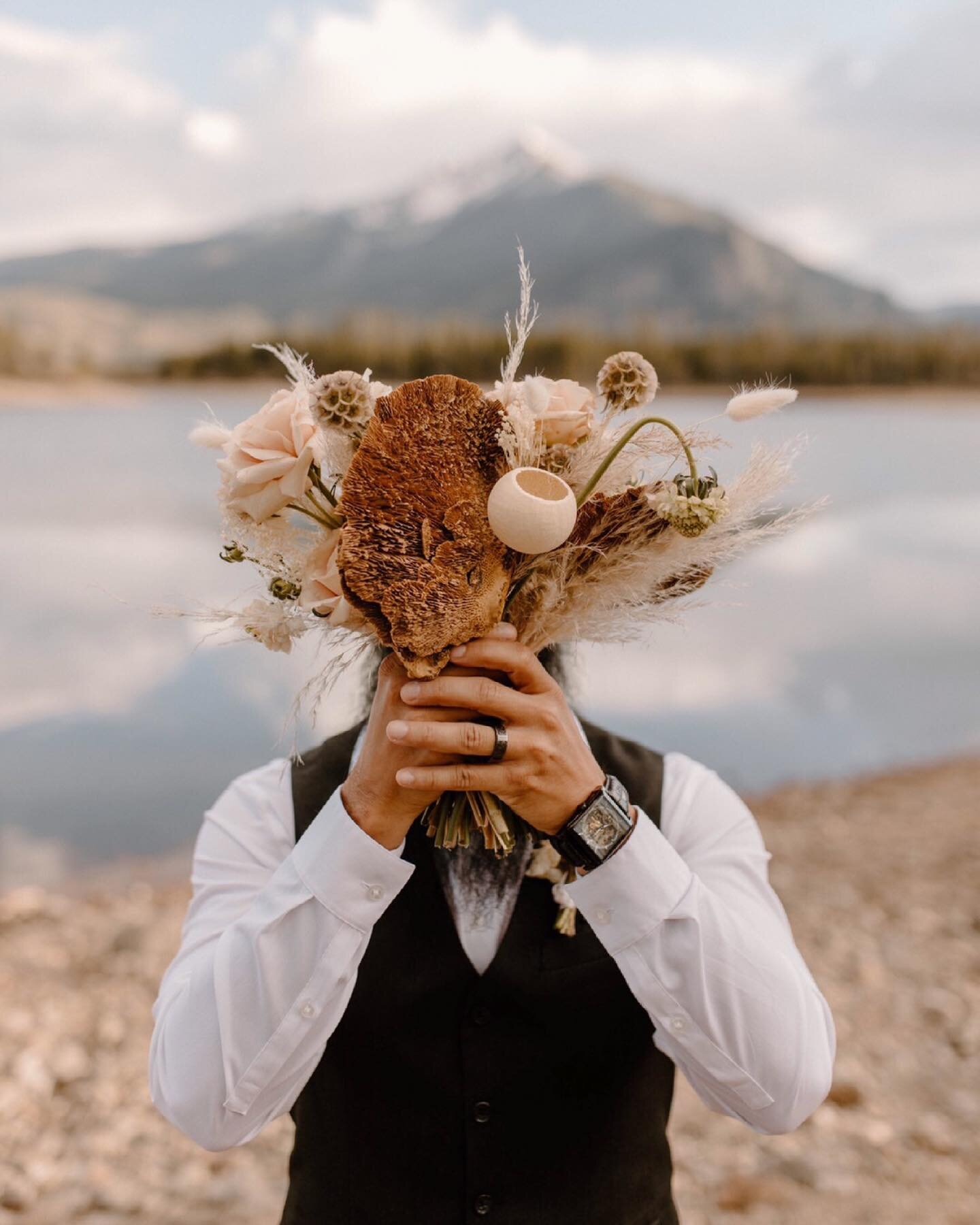 Grab your honey, some flowers, and let&rsquo;s go on an adventure!🏔

Feeling rested and inspired after last week in Colorado and a beautiful wedding on Saturday! Let&rsquo;s get this week started!🥳

Vendors
Host: @rootedandwildretreat 
Florist: @Sk