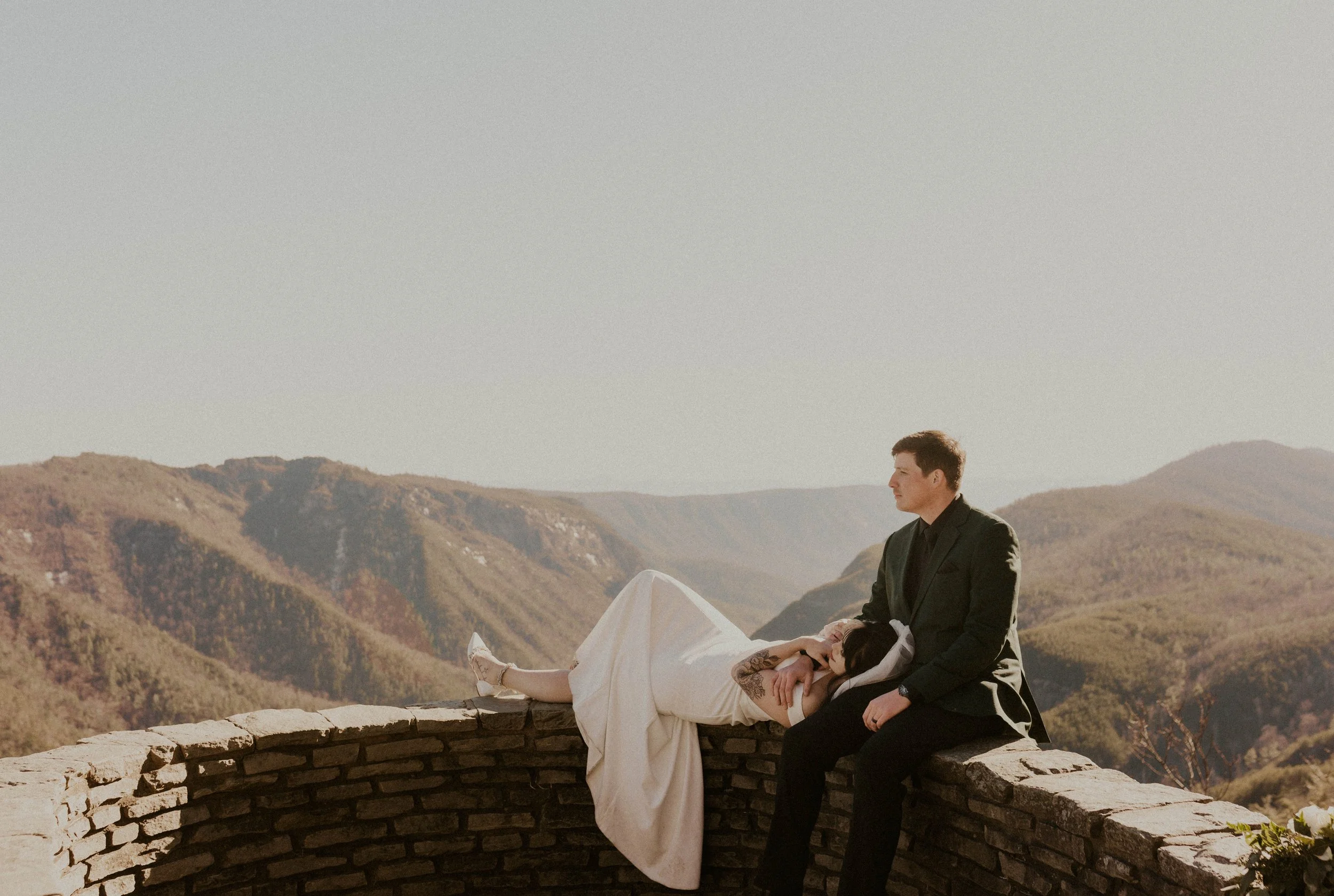 Romantic portraits at Wiseman’s View overlooking Linville Gorge near Asheville