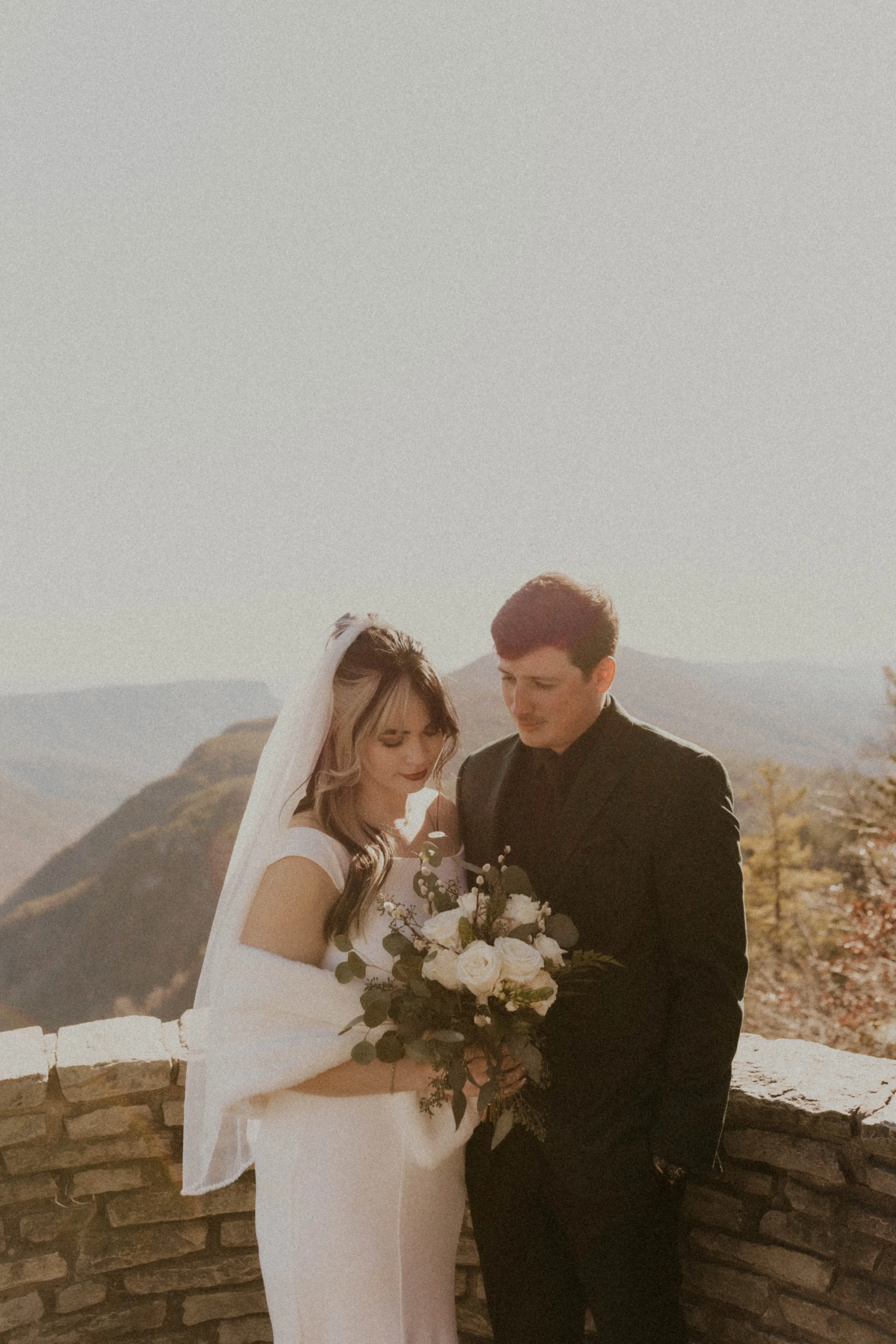 Romantic portraits at Wiseman’s View overlooking Linville Gorge near Asheville