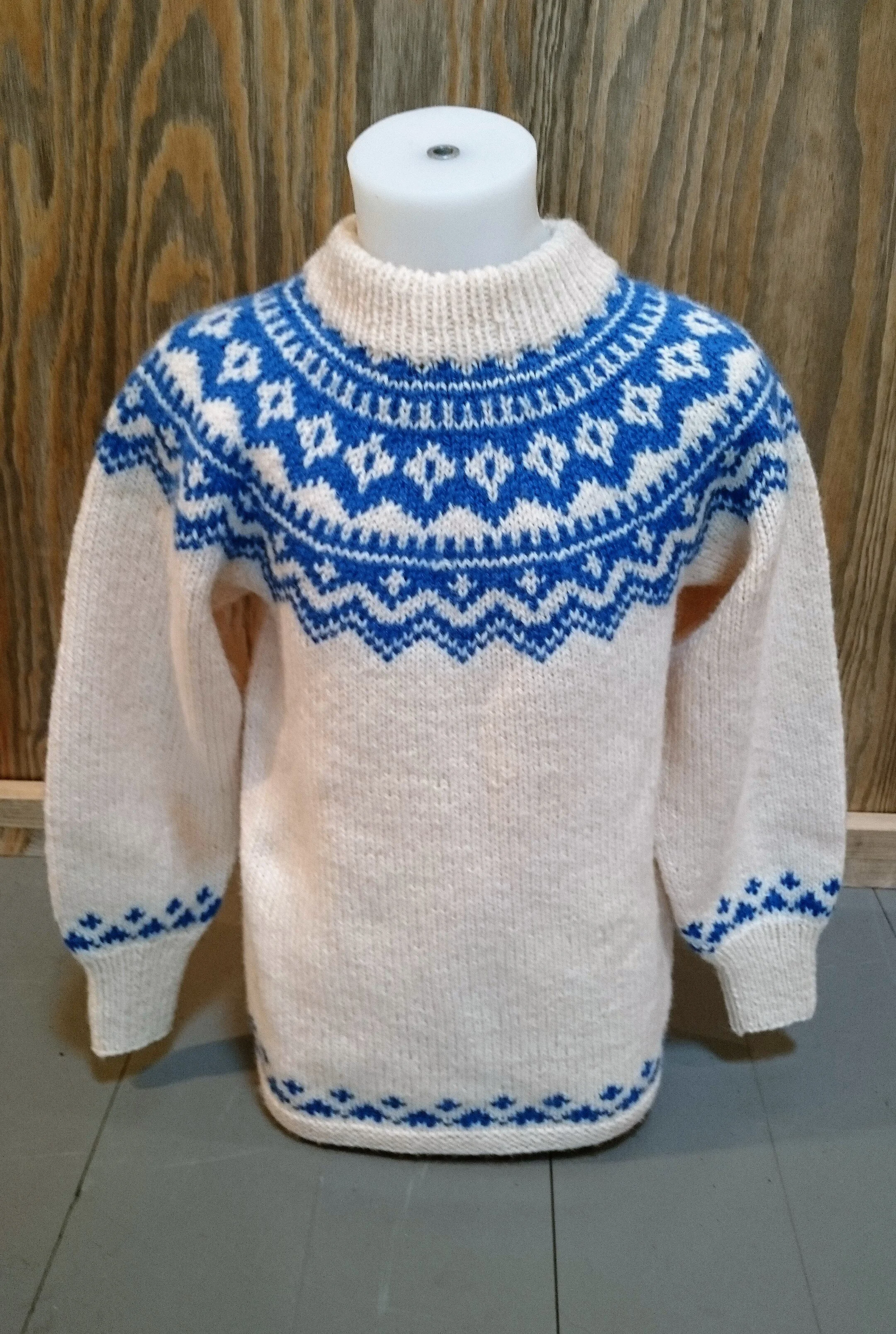 52. A . Lillunn. modell GRO 1954. Lysblå hvit, Norsk ull. Hele Modellen..JPG