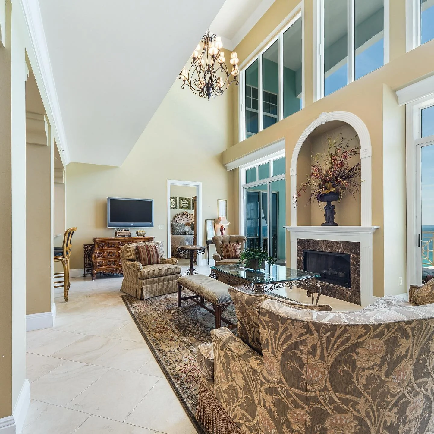 Love these high ceilings! #lynneajeancreative