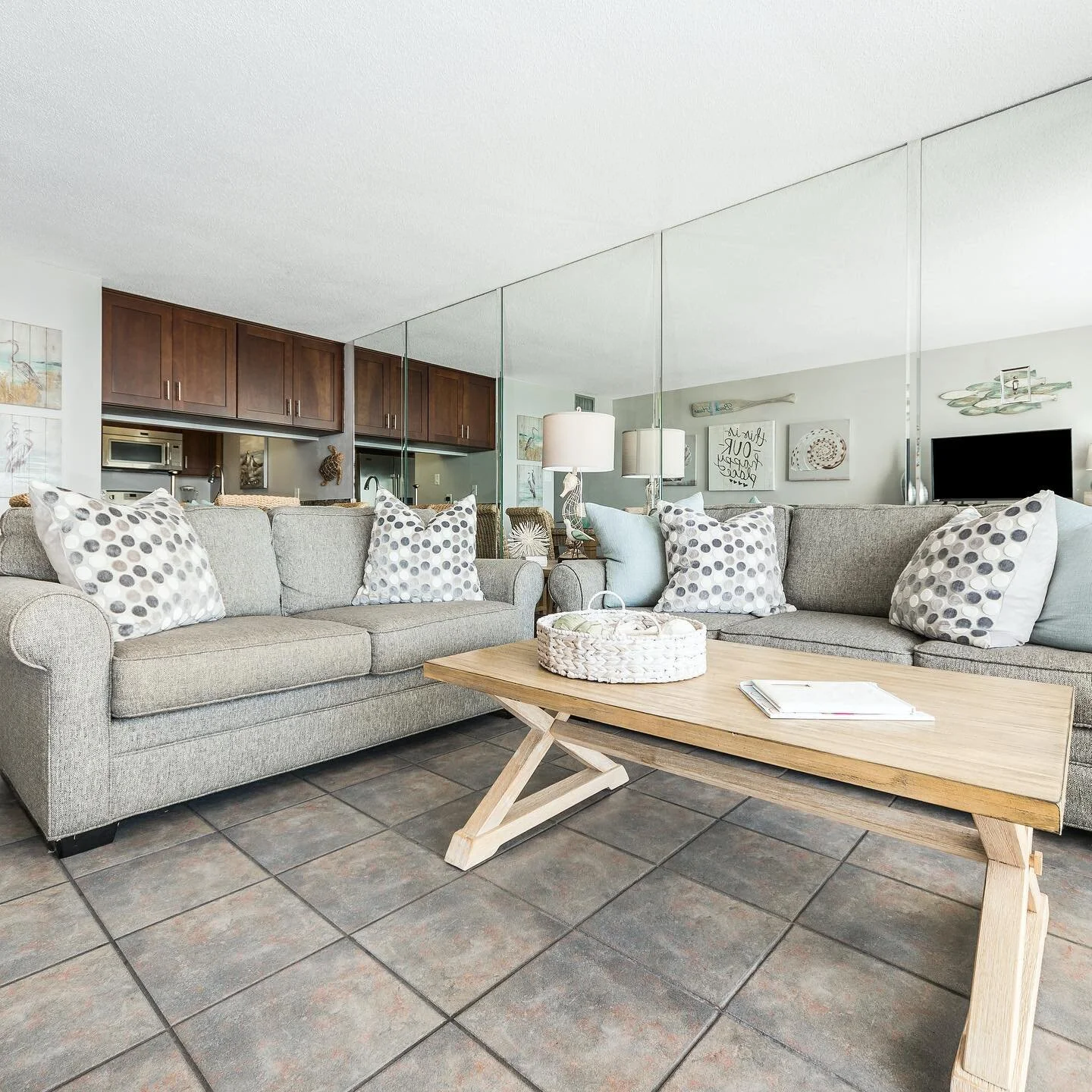 Awesome use of space in this studio vacation rental. #lynneajeancreative