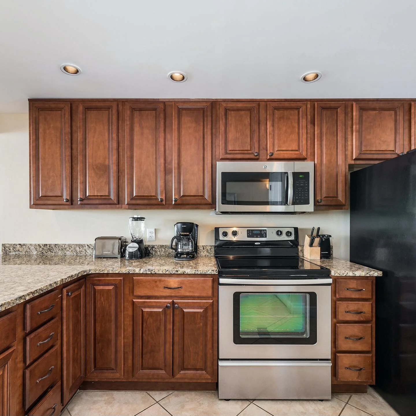 So many cabinets! #redlodgephotos #lynneajeancreative #redlodgevacationrentalphotos #montanavacation