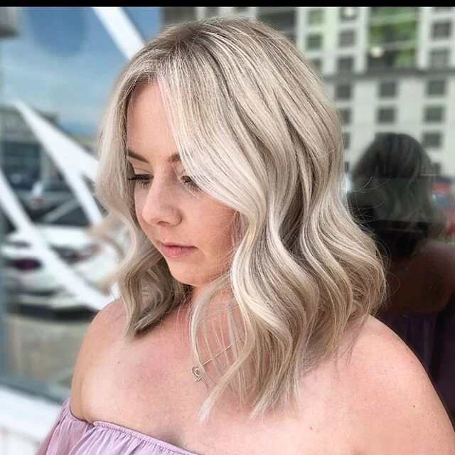 Quick question: If you could change one thing about your hair what would it be?
(Roots is a given right now for all you comedians 😂) My girl went from long mermaid hair to something much more on trend and fun after our 3 month salon hiatus, and alth