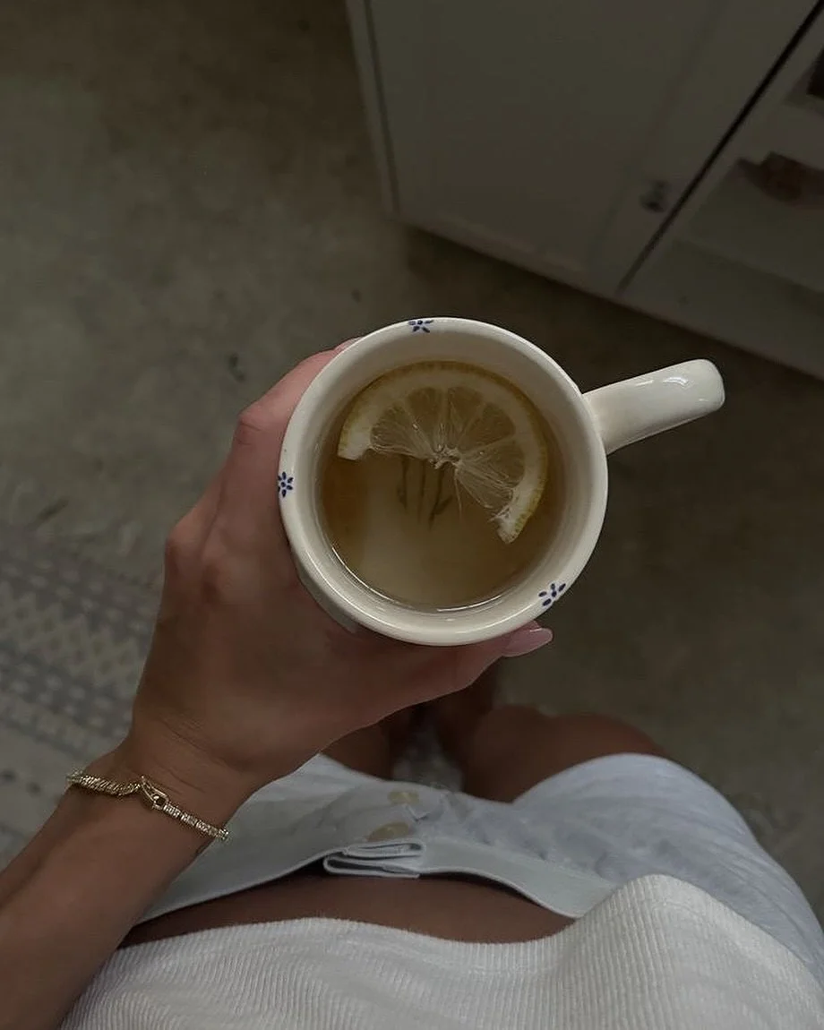 🍋 Start your morning with a simple liver flush. Spring is the most powerful time of year to support your liver. According to Traditional Chinese Medicine, this season corresponds to the Wood element and the Liver and Gallbladder organs, meaning your