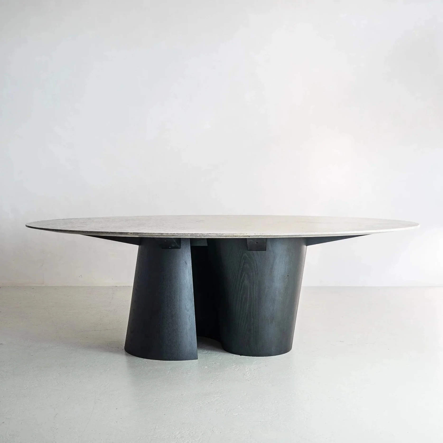 Altor dining table