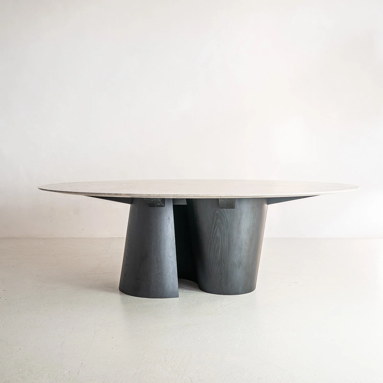 Altor dining table