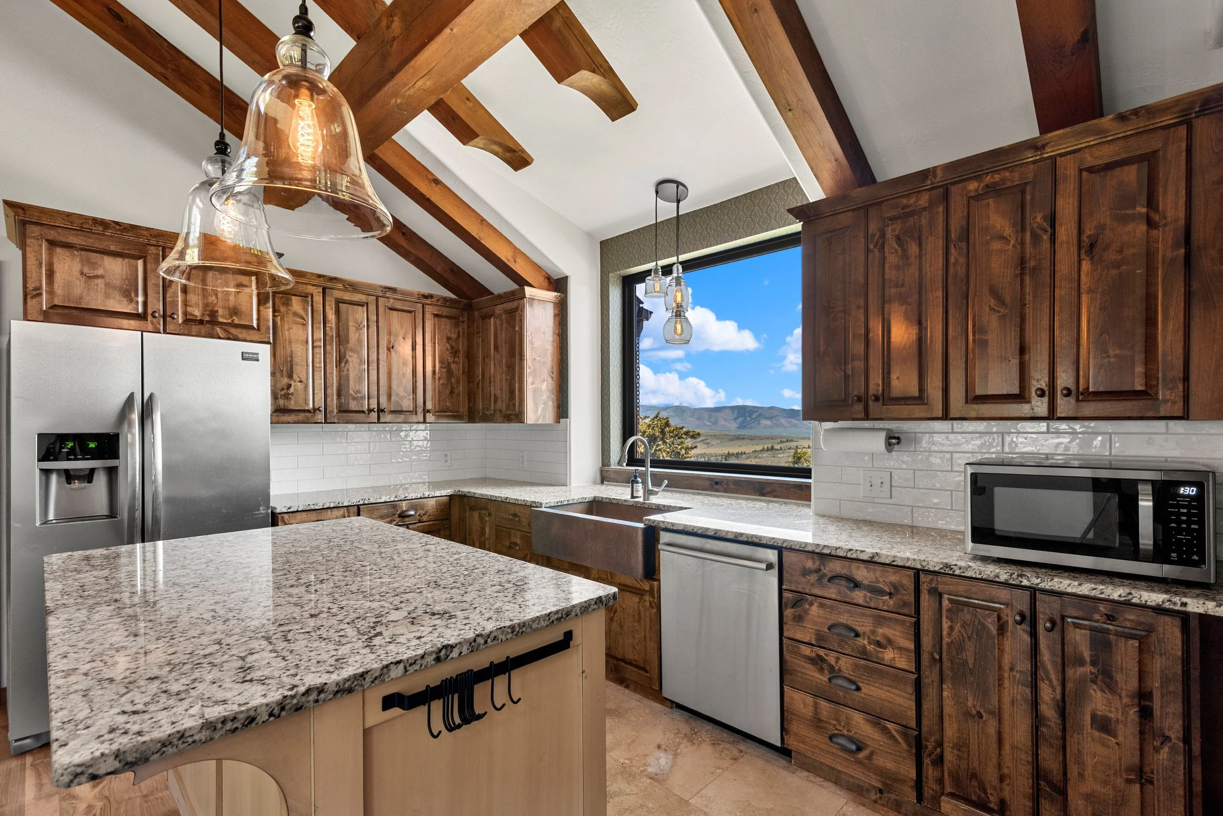 ranch style kitchen in Soda Springs ranch home - Gloho Real Estate photography