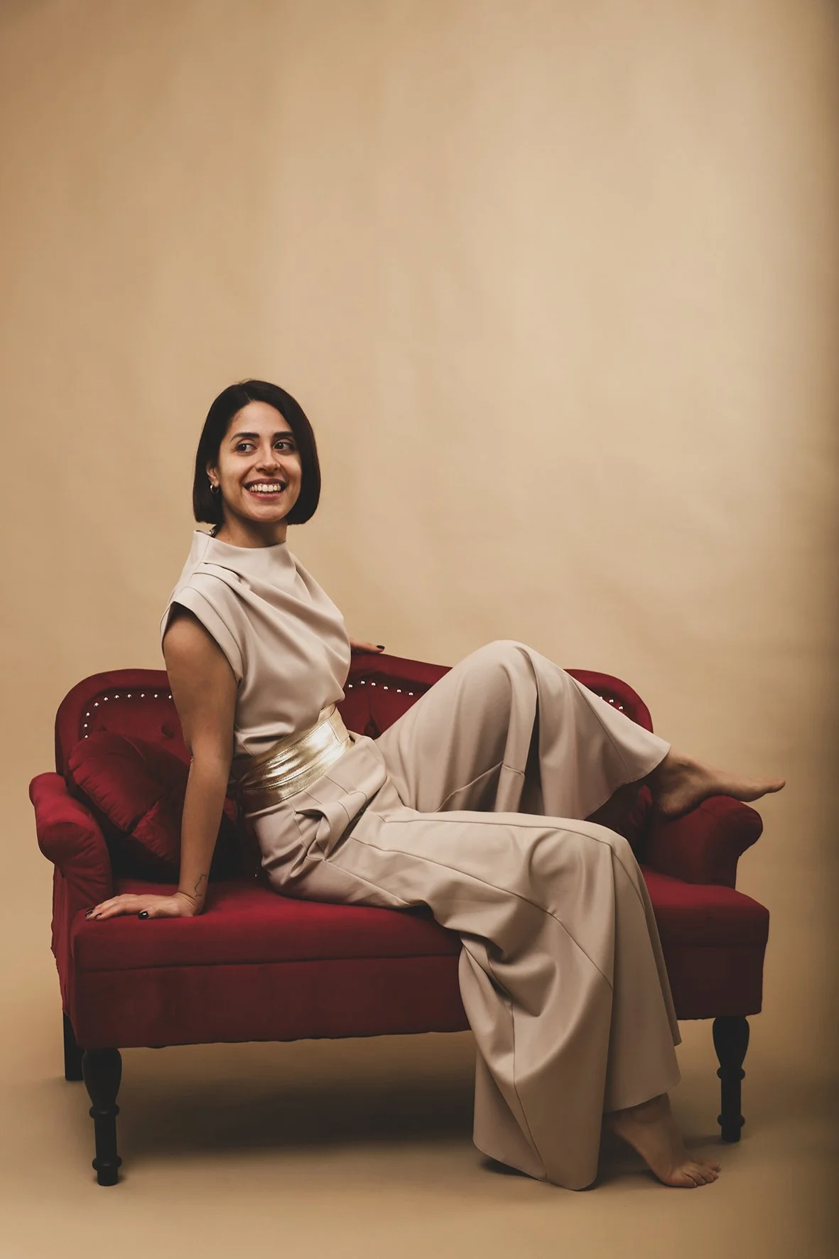 foto donna in studio sul divanetto rosa.jpg