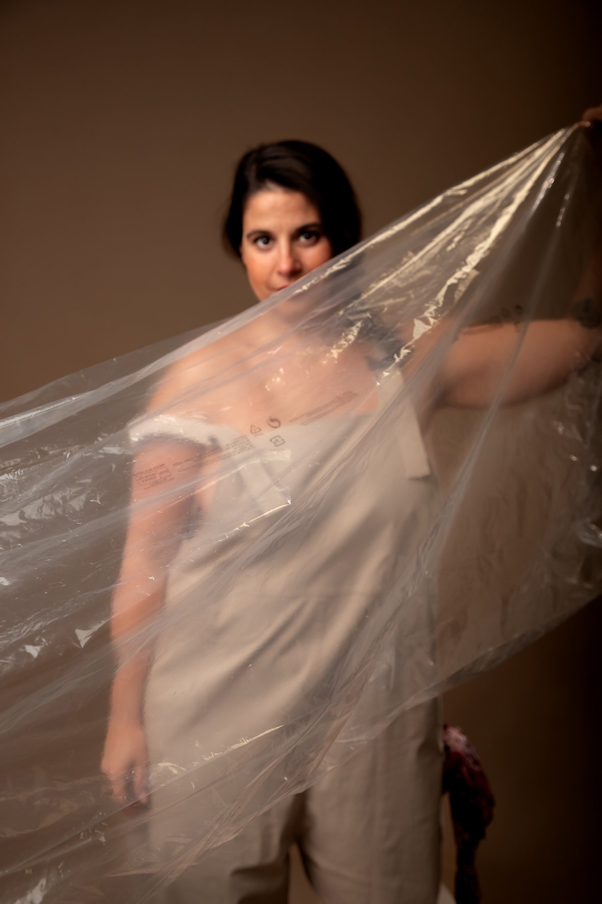 foto donna in studio sul fondo beige.jpg