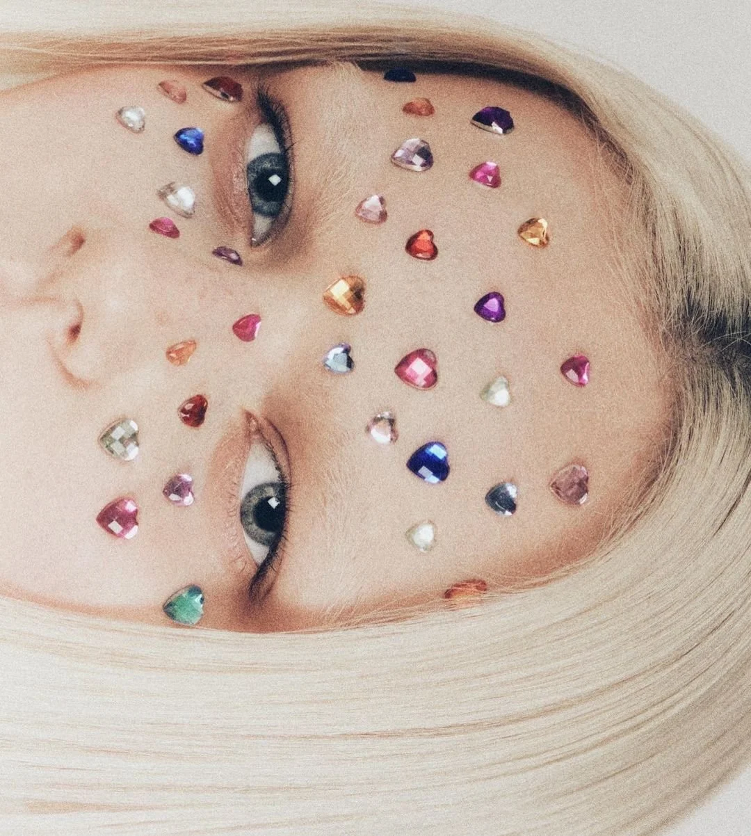 faccia di una ragazza con glitter in faccia