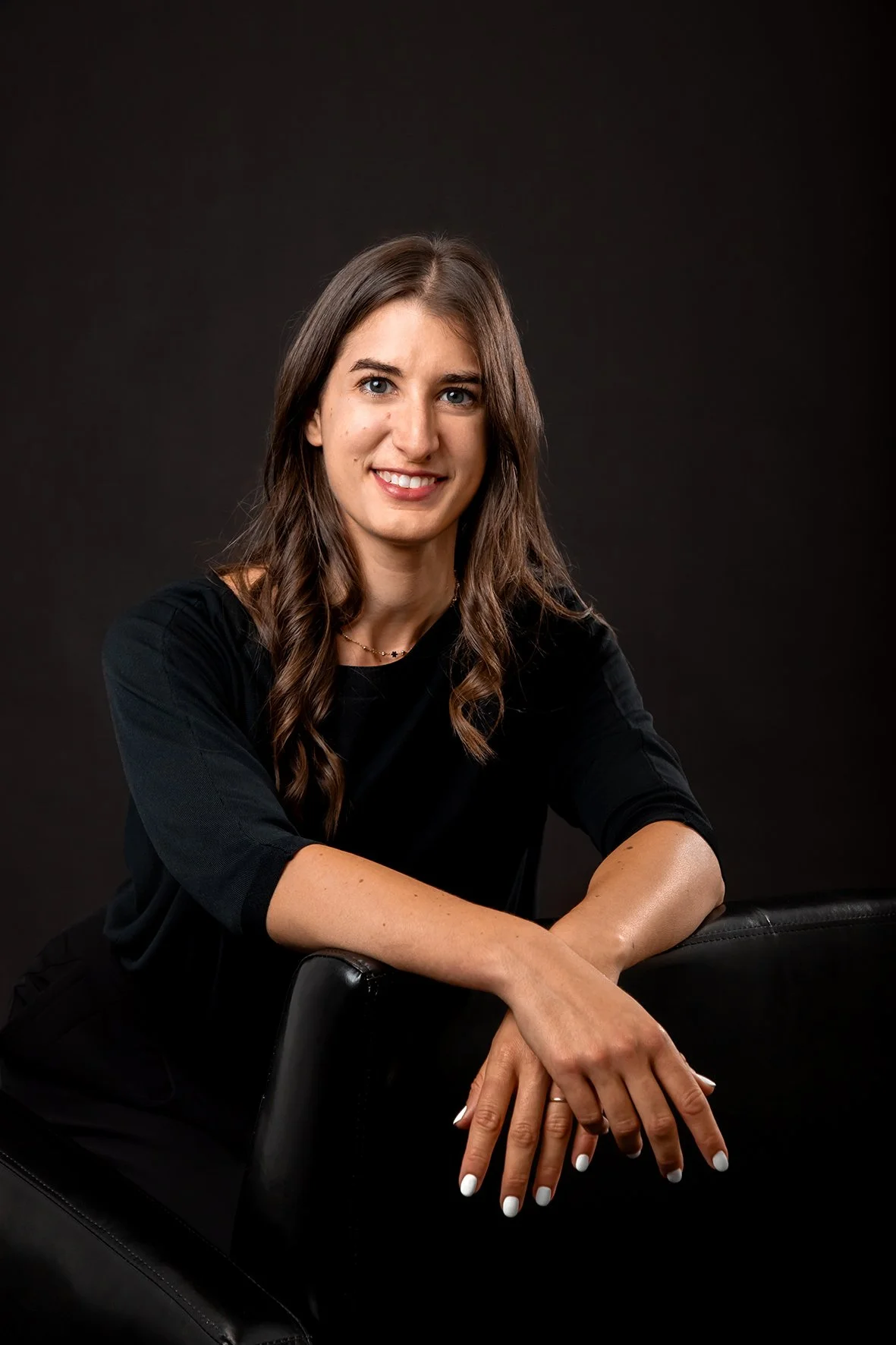 ritratto donna in studio con mani.jpg
