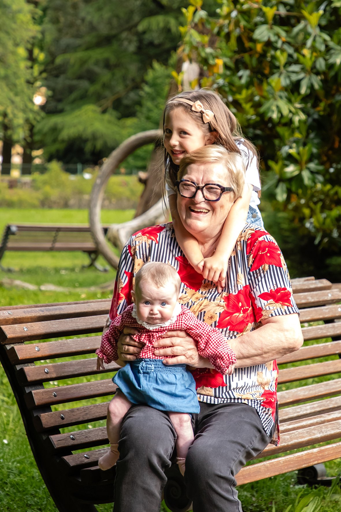 foto nonna con due nipotini.jpg