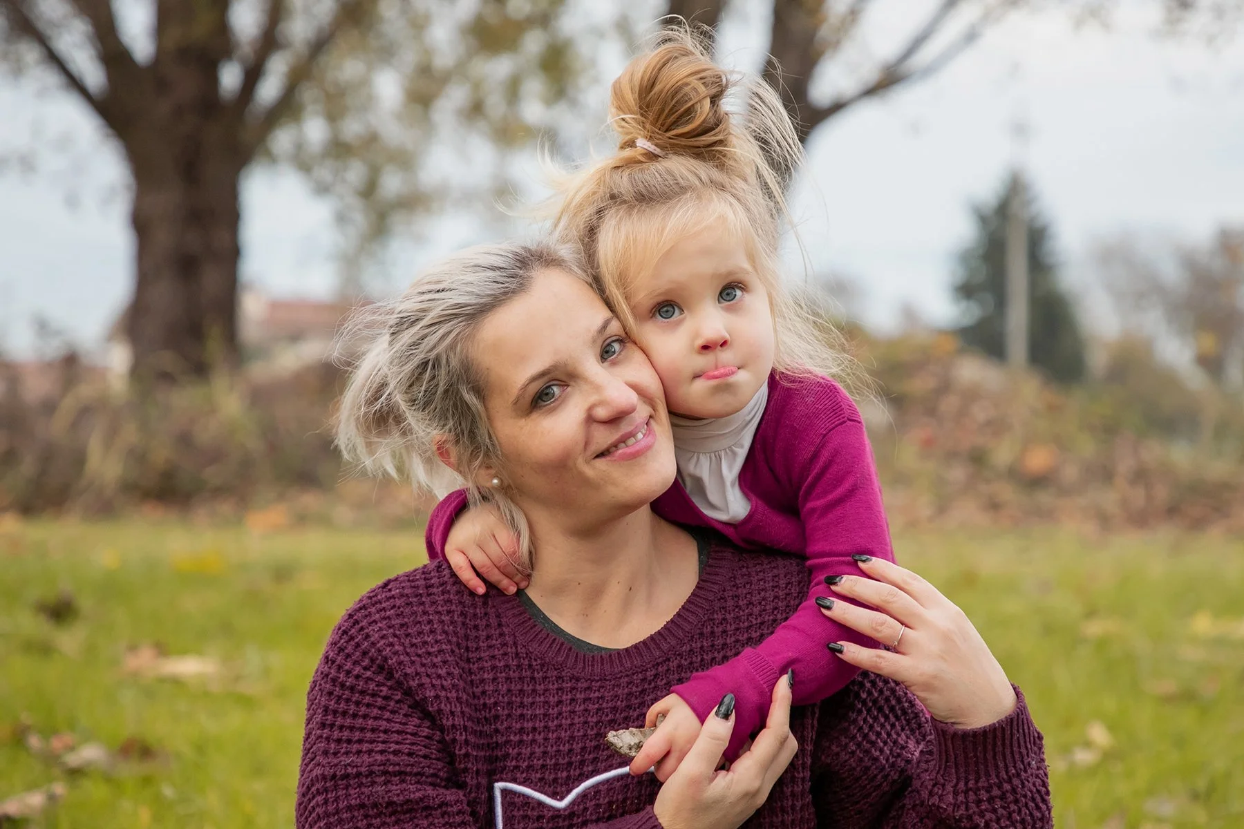 Servizio fotografico di un bambino in mezzo al campo di fiori