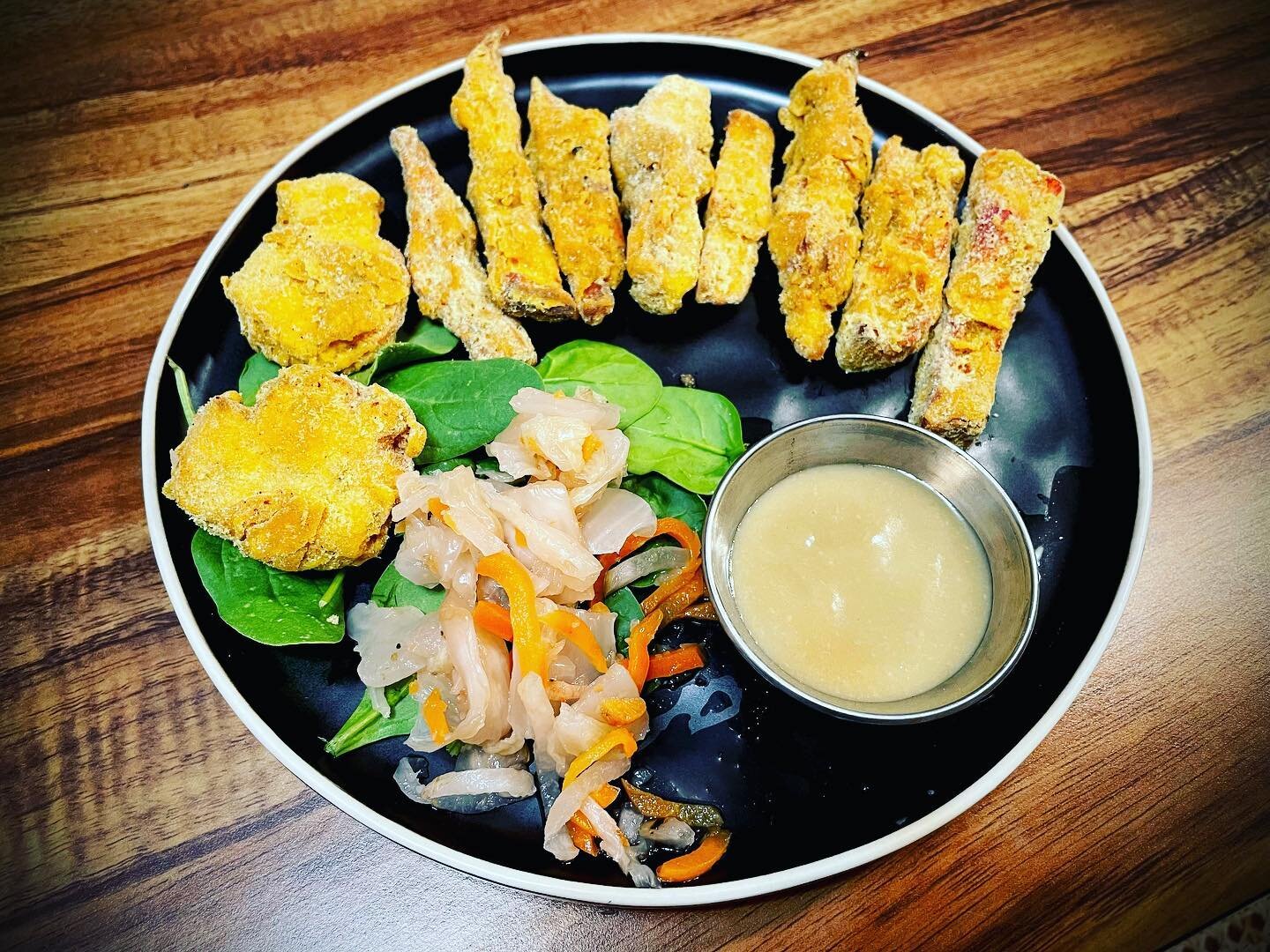 Chicken nuggets of the woods! &ldquo;Breaded&rdquo; with Gluten free flour with turmeric, ginger, sea salt, cumin, cinnamon and garlic powder 😋 and a tahini lemon maple dipping sauce. Served with kimchi and greens of course, bc always.  This was the