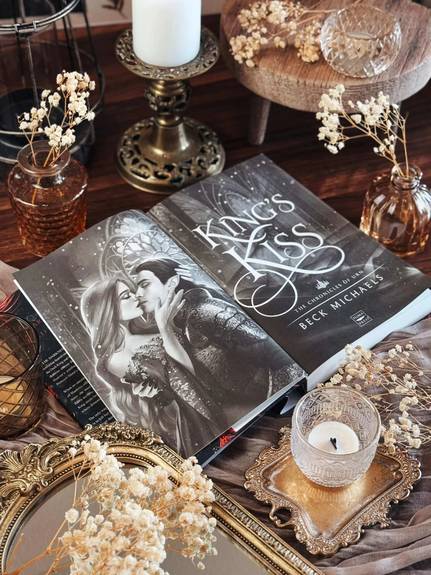 “𝑨𝒓𝒆 𝒚𝒐𝒖 𝒓𝒆𝒂𝒅𝒊𝒏𝒈 𝒎𝒚 𝒎𝒊𝒏𝒅 𝒂𝒈𝒂𝒊𝒏?” 
𝑹𝒖𝒏𝒆’𝒔 𝒎𝒐𝒖𝒕𝒉 𝒄𝒖𝒓𝒗𝒆𝒅. “𝑰 𝒉𝒆𝒂𝒓 𝒐𝒏𝒍𝒚 𝒘𝒉𝒂𝒕 𝒚𝒐𝒖 𝒍𝒆𝒕 𝒔𝒍𝒊𝒑 𝒕𝒉𝒓𝒐𝒖𝒈𝒉, 𝒔𝒐𝒏𝒈𝒃𝒊𝒓𝒅.” 𝑯𝒆 𝒅𝒓𝒆𝒘 𝒉𝒆𝒓 𝒄𝒍𝒐𝒔𝒆𝒓,