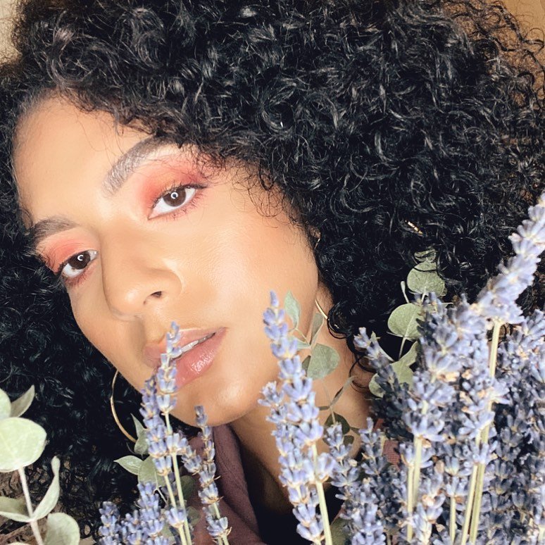 Dried Lavender and Eucalyptus are my favorite bouquets to keep in my room!! They help soothe anxiety and make it easier to fall asleep at night ☺️❤️ #sephorascountertips #sephorascounter #wellnessblogger #mentalhealthblogger #mentalhealthadvocate #la