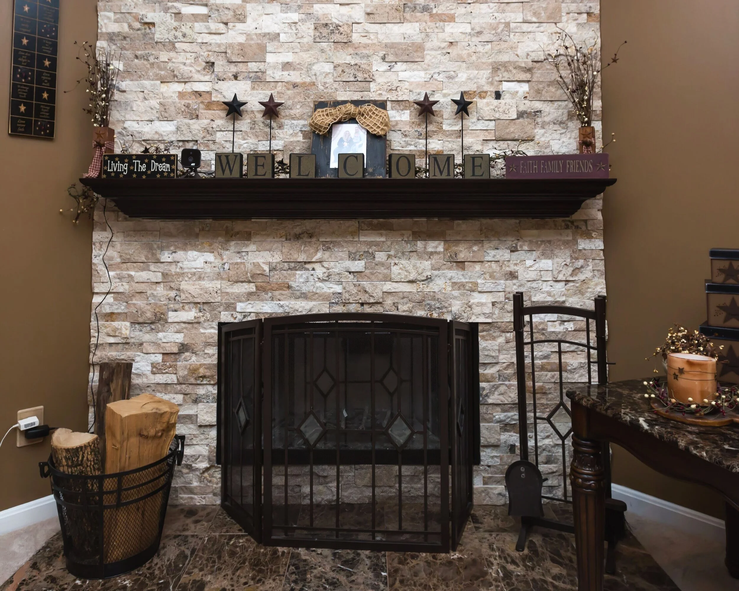 Javier’s addition to this project: the stone fireplace! Composed over a bed of marble, these stacked stones provide a chiseled yet refined look, set with a magnificent dark wood mantlepiece.