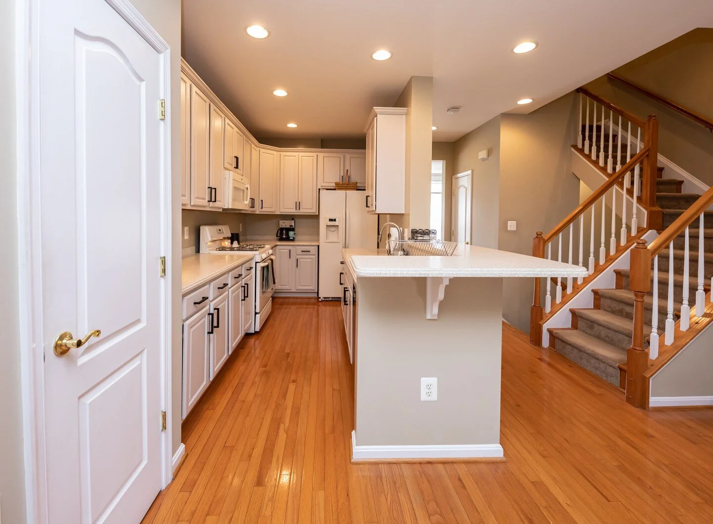 Check out this nifty, straightforward small kitchen remodel recently accomplished by our team, paired with a bath space. We can do large floor plans, condos, apartments, you name it! Visit us online at jmtilellc.com to learn more.
.
.
#kitchen #kitch