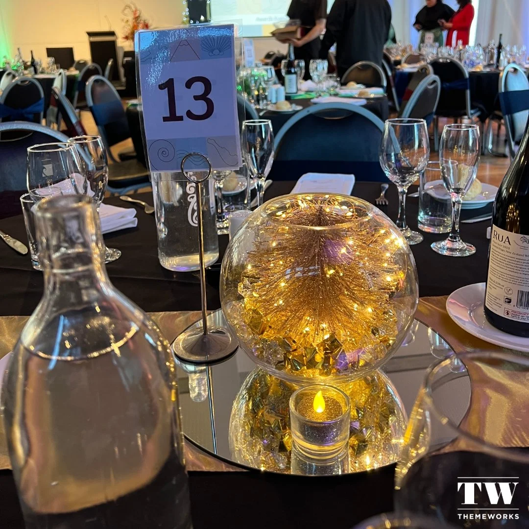 ✨ A dazzling burst of sunshine! How can you embody the warmth of the sun in a centrepiece, overflowing with shimmer and gold? We adore crafting bespoke centrepieces, and this elemental inspiration was an absolute joy to bring to life 🌞✨