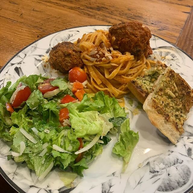 Spaghetti and meatballs!!! The ultimate comfort food! This recipe doesn&rsquo;t take much to master and is sure to stun your family with your new found talents!! You can find this recipe and more on my website linked in my bio! .
.
.
#cookingtechniqu