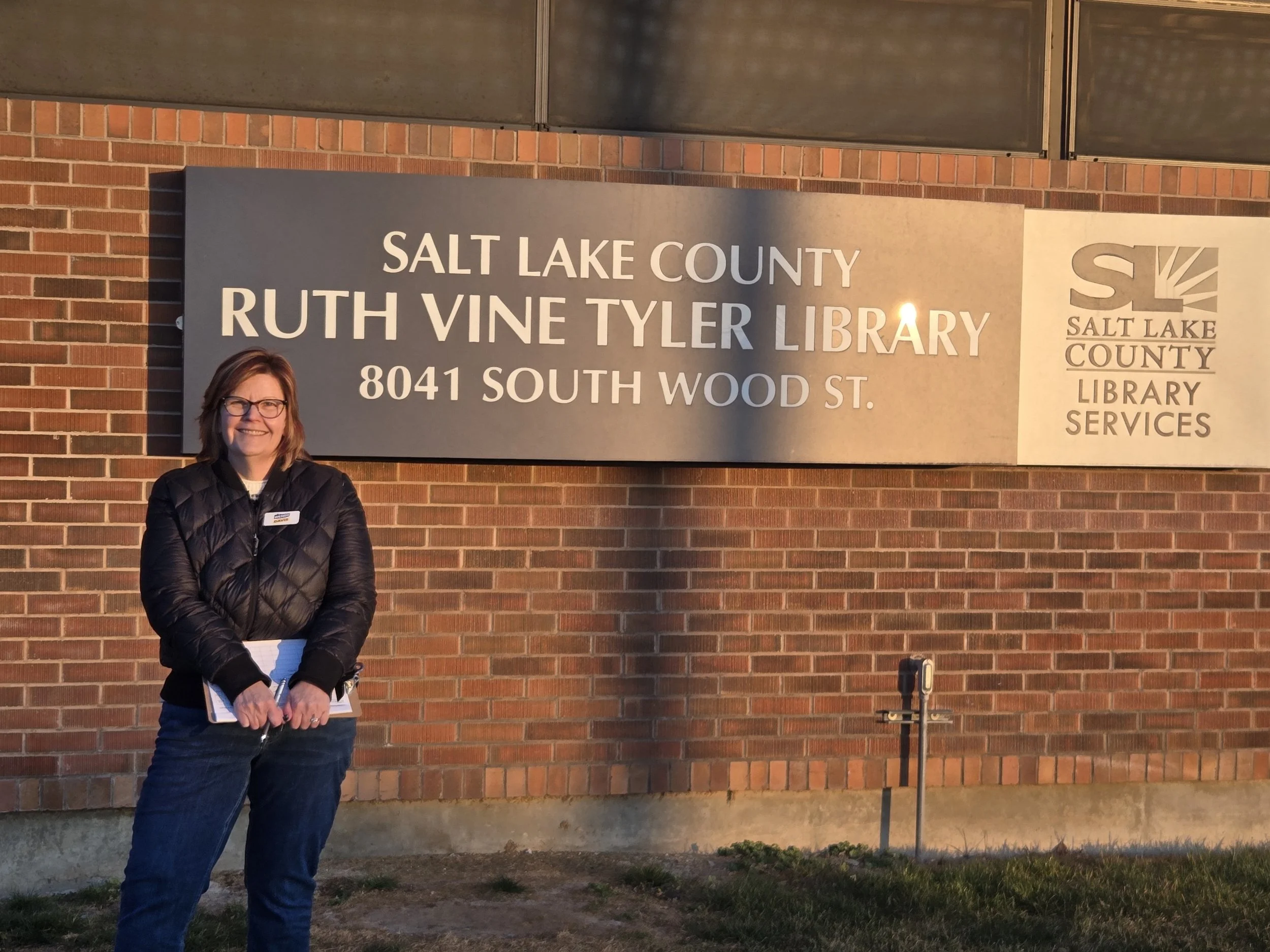 Wendy Davis in front of Ruth Vine Tyler Library