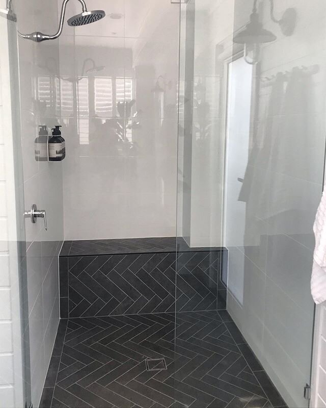Roomy shower

#shower #herringbonetile #staywiththem #roadtrip #holiday #bathroomdesign #bathroom #monochrome #monochromebathroom #coastalliving #coastalfarmhouse