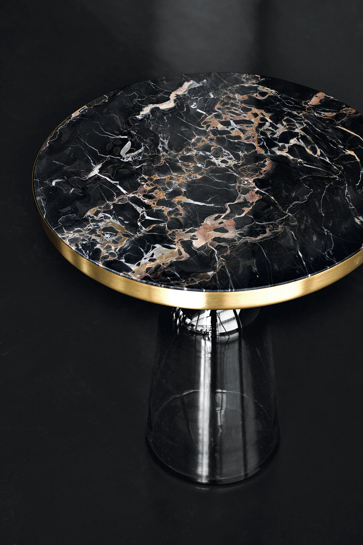 ClassiCon-bell-side-table-marble-nero-portoro-brass-photo-hassos.jpg