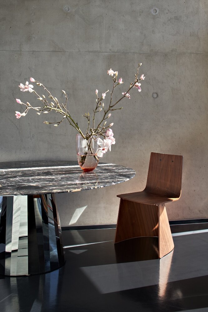 ClassiCon-pli-table-nero-portoro-shia-vase-venus-chair-photo-hassos.jpg