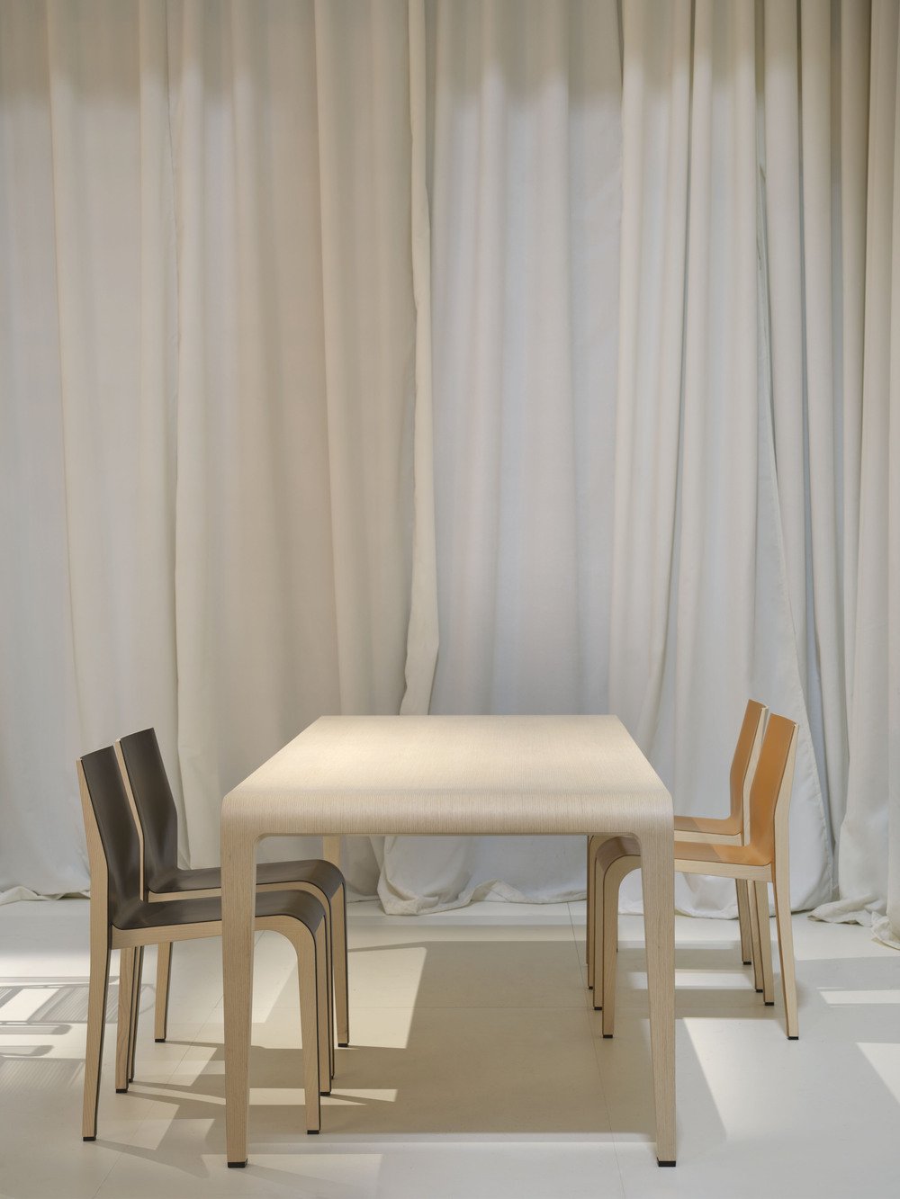 Alias - Salone del Mobile - Table IVOLO et chaise LALEGGERA.jpg