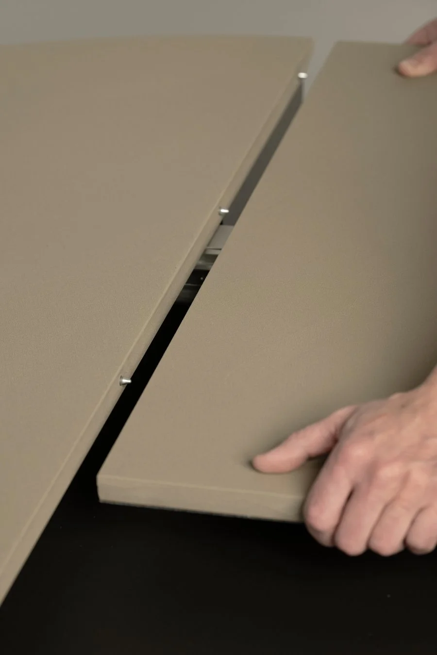 Kristalia _ Nouvelle table extensible PALA en Argilla [3].jpg