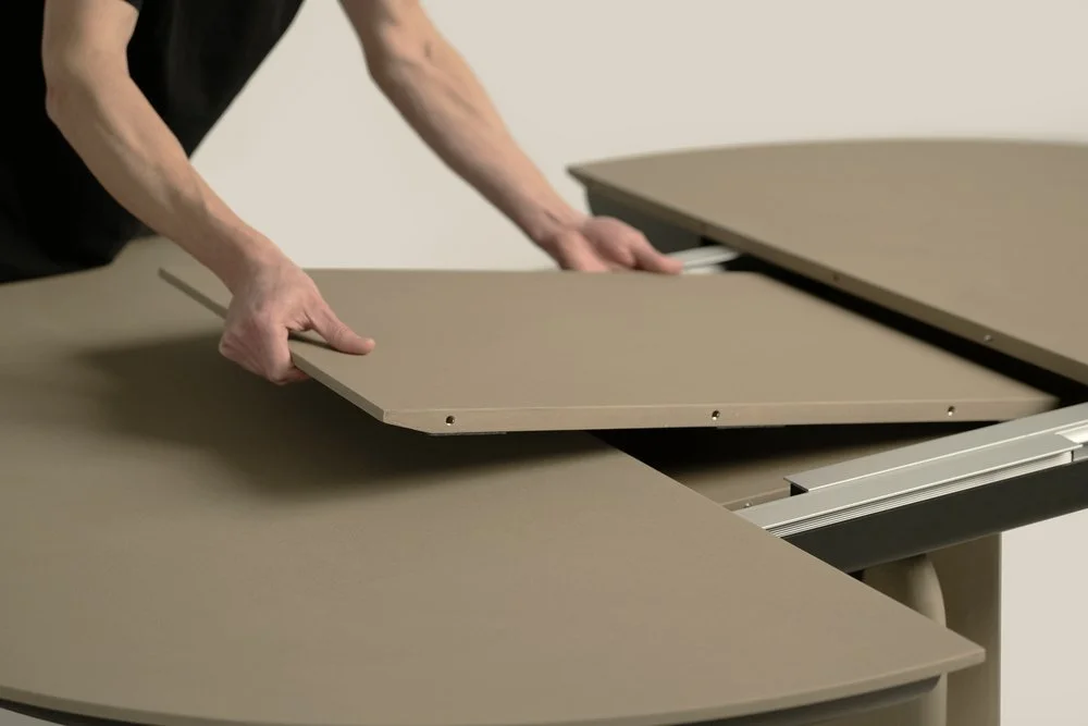 Kristalia _ Nouvelle table extensible PALA en Argilla [2].jpg