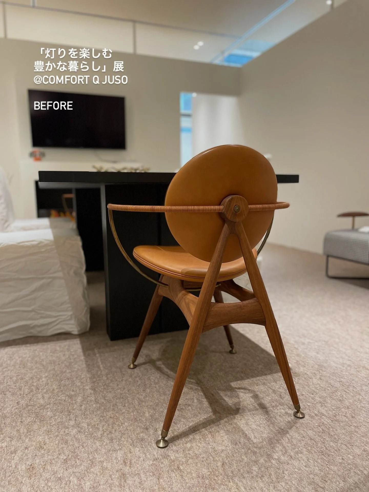 コンフォートQ JUSO ショップにて、「灯りを楽しむ豊かな暮らし」展が開催中。
+
オーバーガード & ディルマンのCircle Dining Chair with armrest をスタイリングに取り入れてもらいました。イタリア・GERVASONI のYAKU dining table x GHOST23 chair with Lino Bianco カバー、ペンダントにはlouis poulsen VL リングクラウン3。
+
アッシュ・ブラックの潔いまでに直線的なテーブルと緩やか