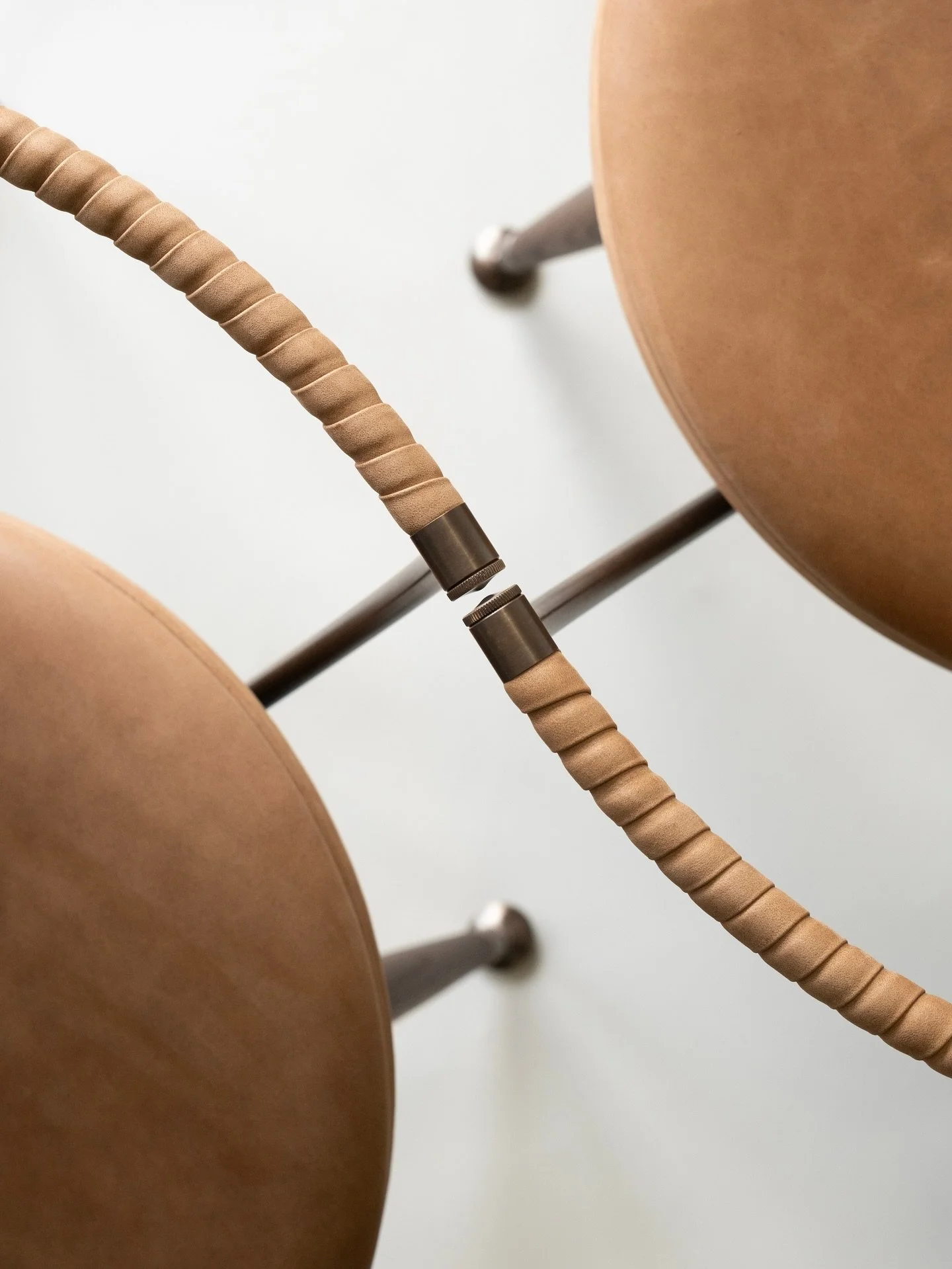 「Materiality meets Craftsmanship. 」 素材に触れた瞬間、その重みが伝わる。 
それは質量としての&ldquo;マテリアル&rdquo;であり、プロダクトの価値を決定づける&ldquo;本質&rdquo;としてのマテリアリティ。
Overgaard &amp; Dyrmanのサークルチェアは、素材の選定から構造の設計、手仕事の積み重ねに至るまで、あらゆるディテールに意味と理由があります。

金属、革、木。それぞれの素材は、ただ美しいだけでなく、「なぜこの椅子である