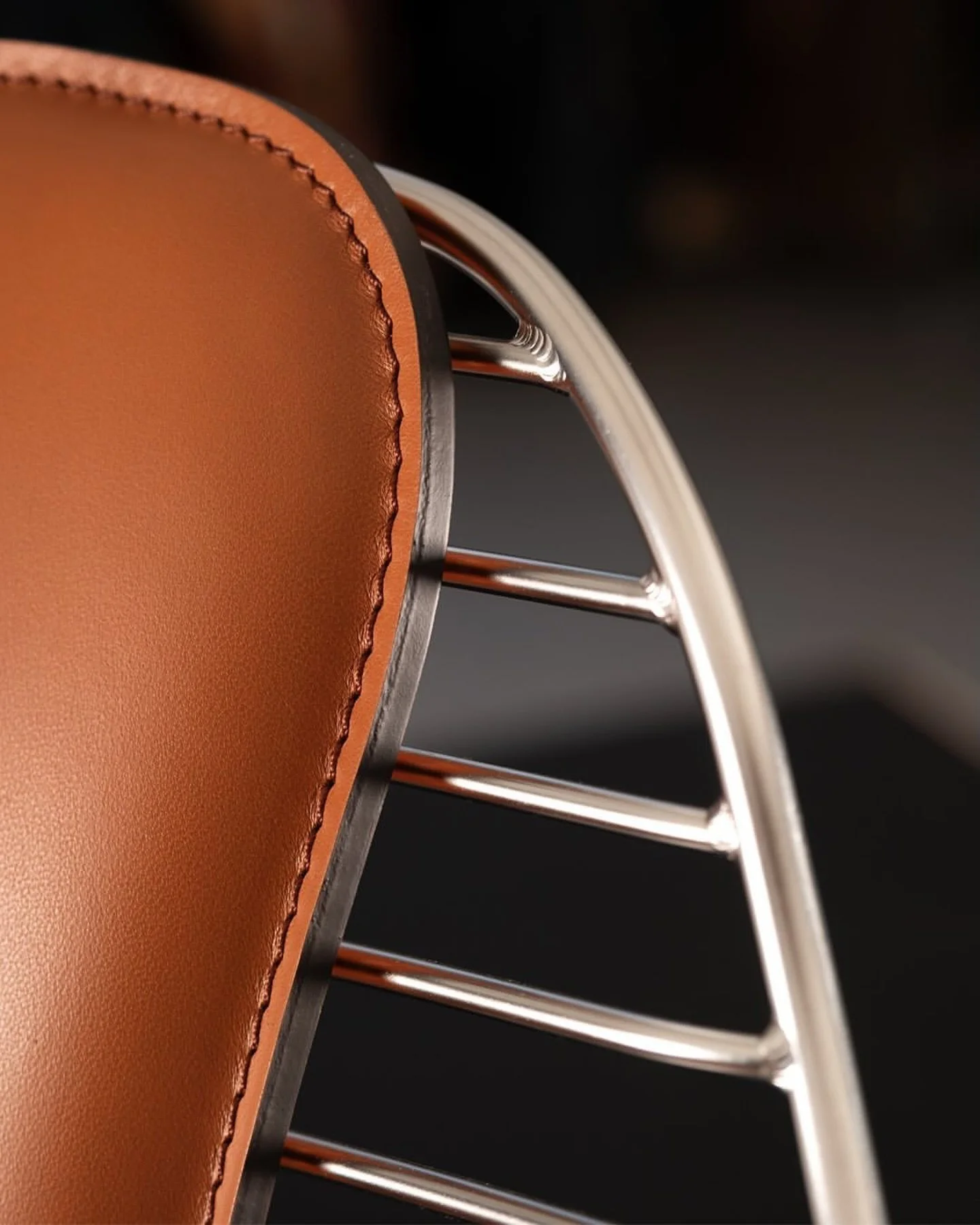 「目を奪うのは、細部の緊張感。」
ステッチひとつ、フレームの曲線ひとつに至るまで、 Wire Dining Chair は徹底した精度と美意識によって組み上げられています。

レザーの裏に、手仕事のぬくもりを。 スチールのラインに、構造への敬意を。

そして、視線を引くその全体像は、 機能と詩情が溶け合うように立ち現れます。
細部に宿る思想が、ひとつの椅子を&ldquo;作品&rdquo;に変える。

#OvergaardDyrman #WireDiningChair
#ディテールの美学 #クラ