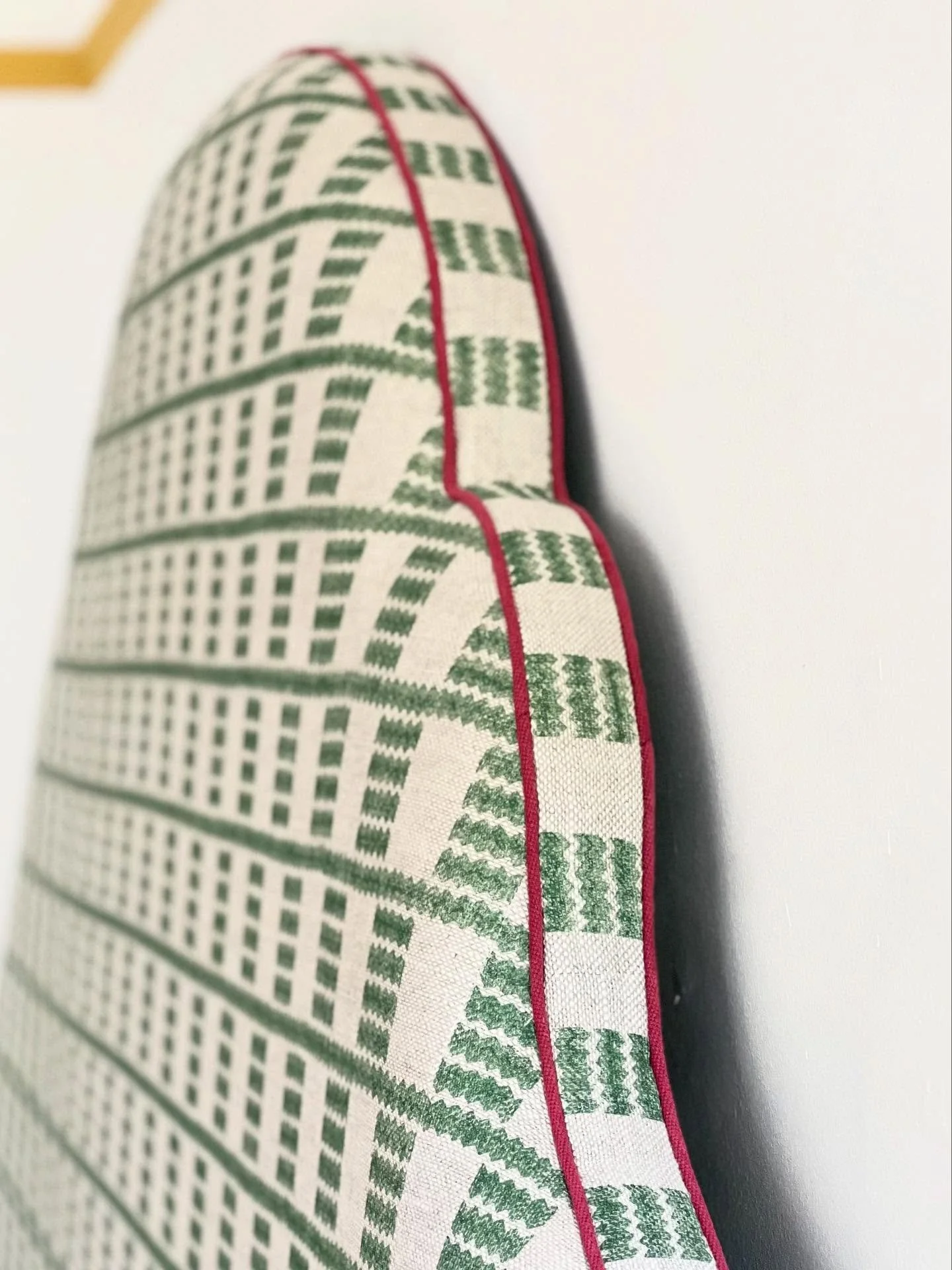 The most beautiful superking Willa headboard made in @fermoie Cove: Green, piped in @romo_fabrics Linara: Raspberry, such a fun job making this one with the contrast colours.

Would you like to see how I made it? 

#upholstered #upholsterer #willa #h