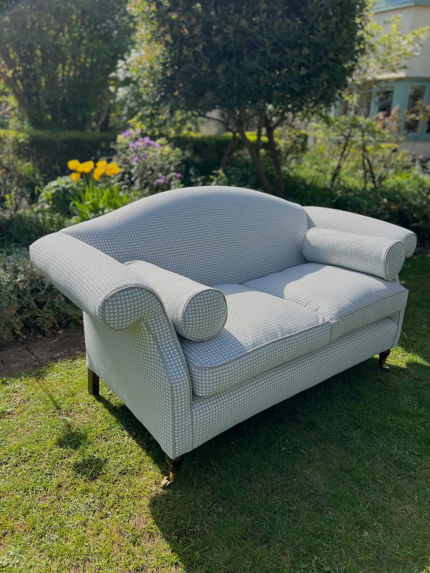 This guy enjoyed his little trip to the sunny garden yesterday before being delivered to its rightful owner, after a full restoration. I loved the soft curves on this elegant 2 seater, such a pleasure to work on.

Fabric: @thibaut_1886 

#sunshine #u