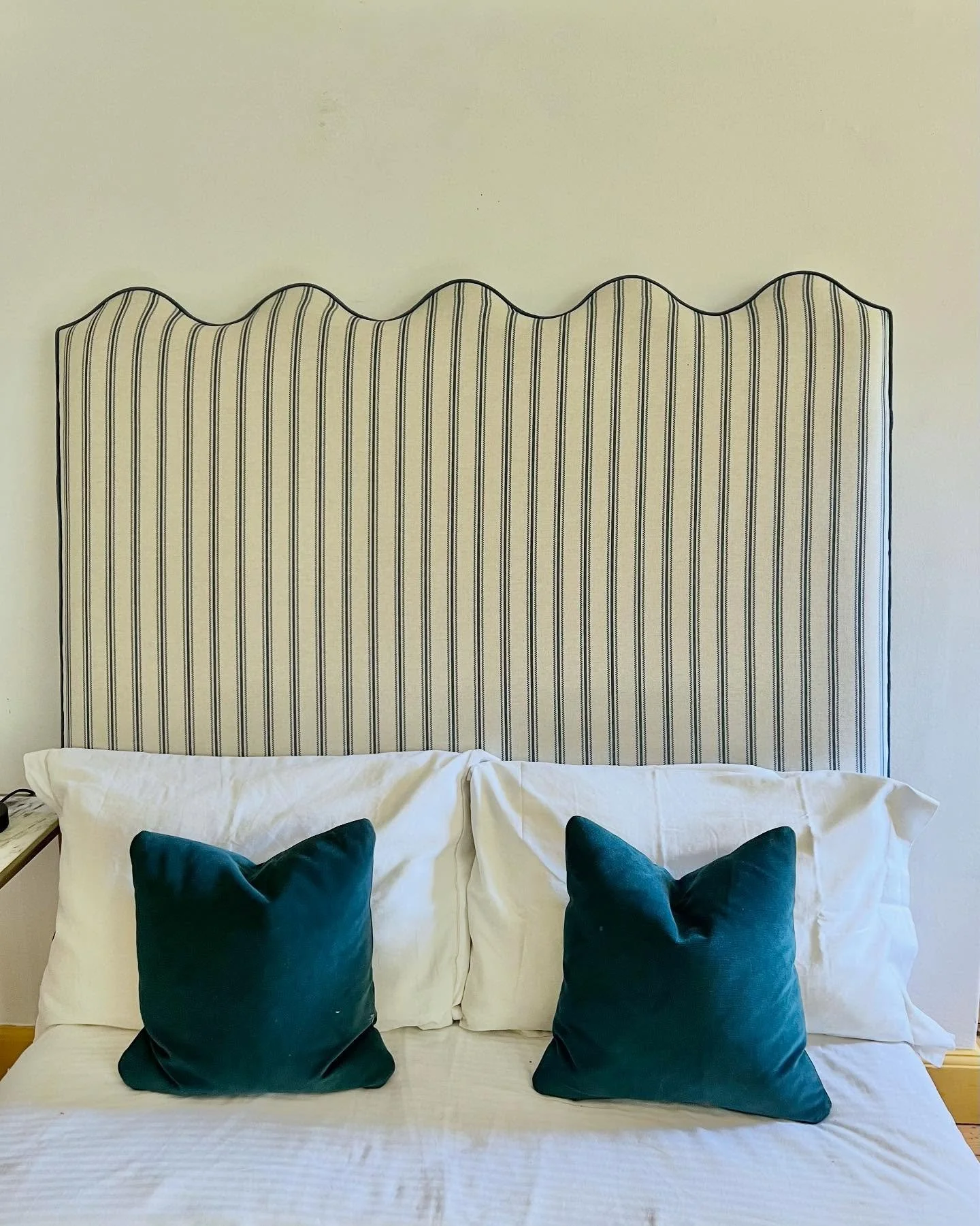 ✨ Lena Wave Double Headboard ✨

Fabric @thepureedit Aline Indigo

#doubleheadboard #upholsteredfurniture #upholsteredheadboard #bespoke #custommade #interi&ouml;r #bedroom #bedroominspo #sale #bed #smallbusiness 

DM for price