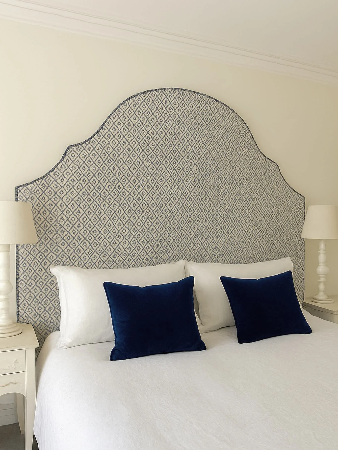 Throwback to this Emperor Martha headboard we worked on. The style and size is so impacting in the room, what do you think?

Fabric: @ashleywildegroup 

#headboard #upholstered #upholsterer #bespoke #emperor #roominterior #bedroomdesign #bedroom #mad