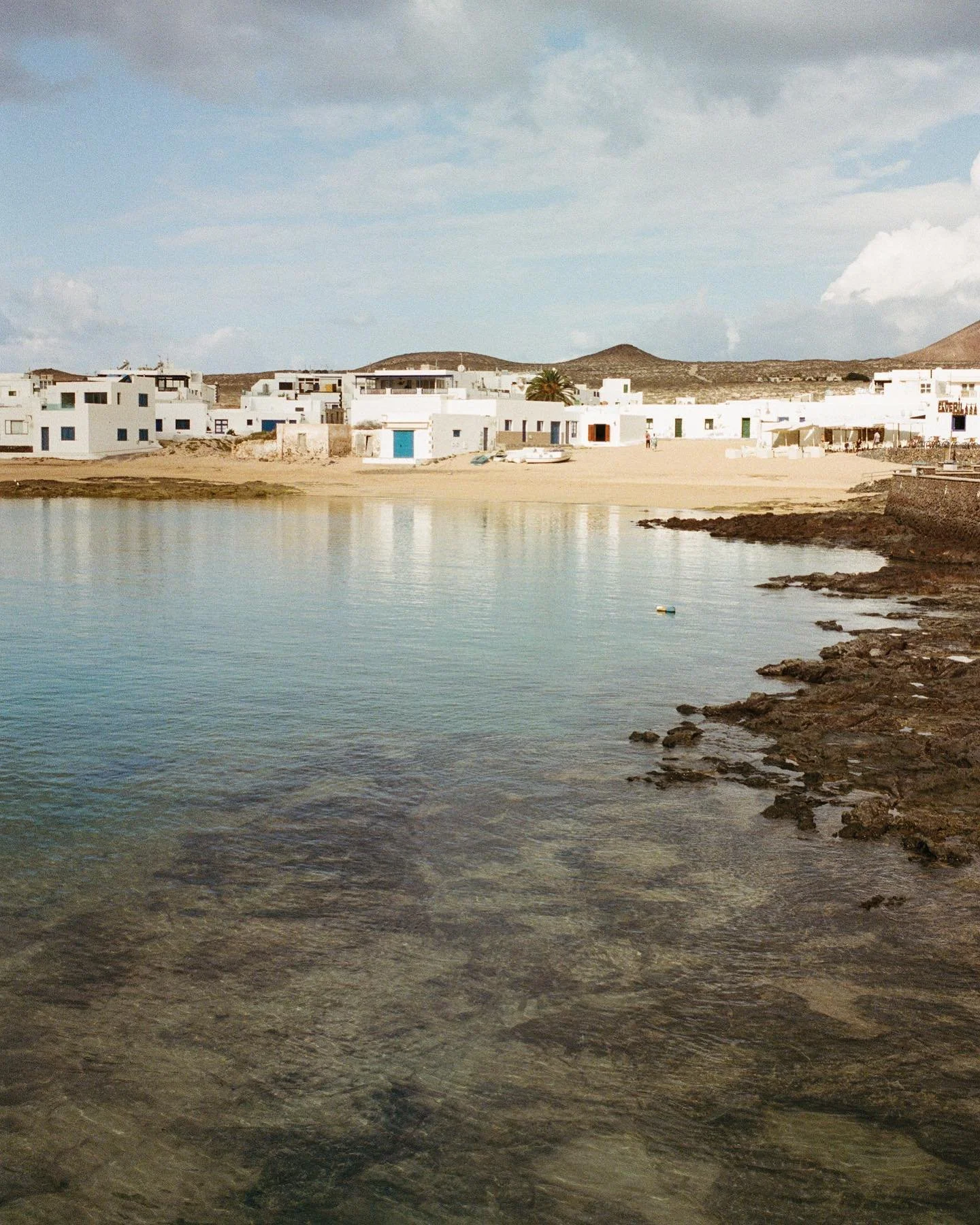 La Graciosa 🤍

Shot on @kodakprofessional_europe 
🎞️ Dev &amp; scan @takeiteasylab 

#35mm #film #kodakportra #lanzarote #lagraciosa
