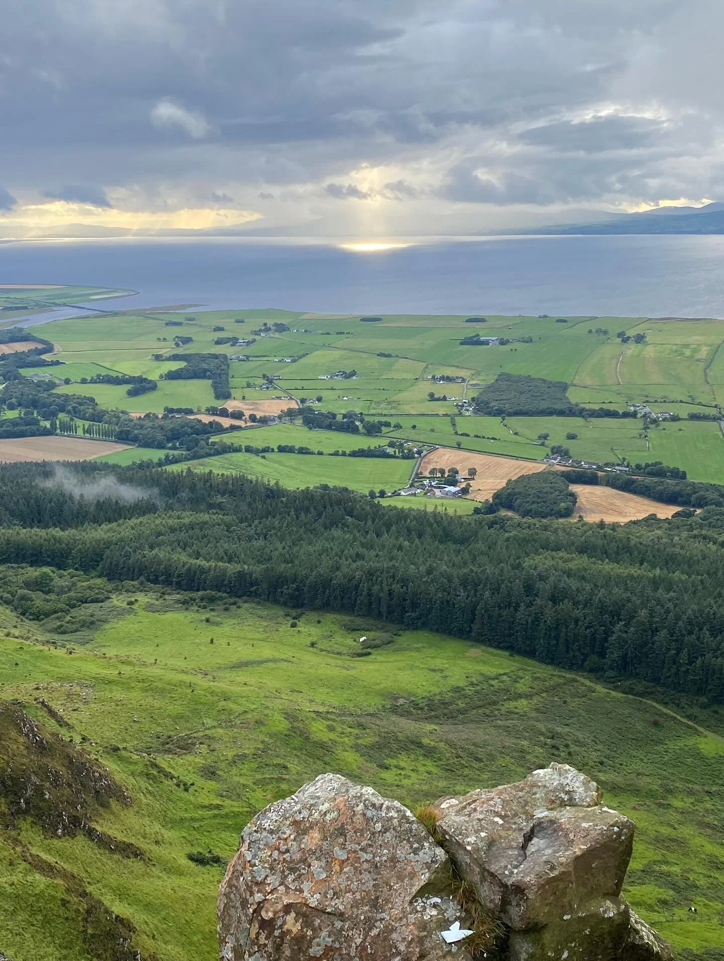 Aways seeking the light&hellip;&hellip;7pm on Binevenagh last night and 7am from its surrounding lowlands this morning. Pure joy ✨💫🤗

#lightseeker #binevenagh #grouphikes #lifestyle #outdoors #sunset #sunrise #northstarwellbeing