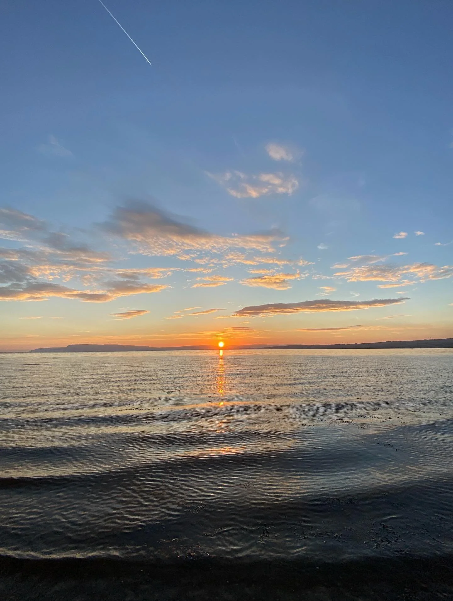 One of the simple joys of being up before the sun&hellip;&hellip;&hellip;&hellip;

Join my Rise &amp; Shine Program this October and you can do the same ✨💫

#dailyselfcare #dailyrituals #guidedmeditation #guidedjournaling #riseandshine #northstarwel