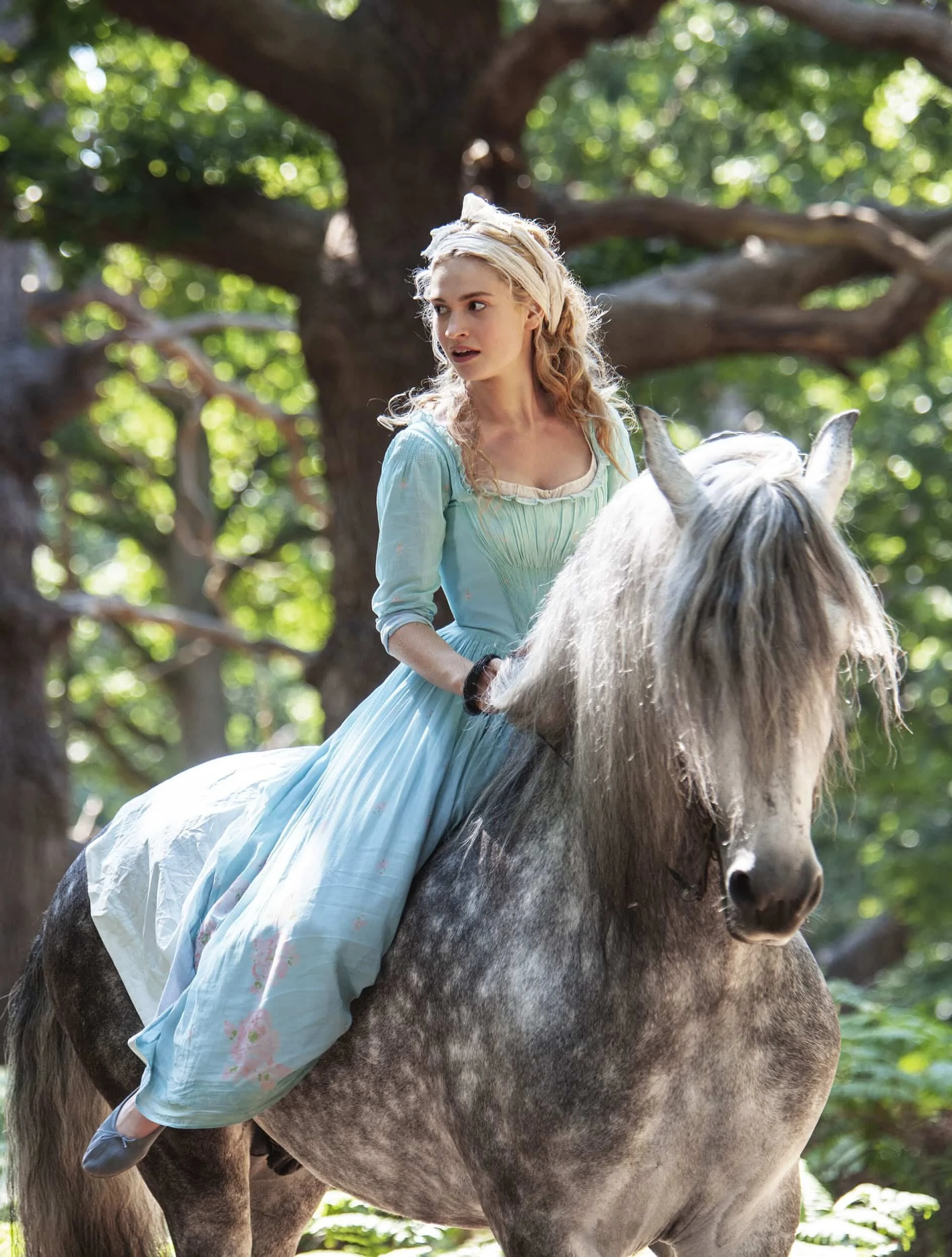 lilly-james-cinderella-british-actor-ella-cinders-movie-film-unit-still-photography-jonathan-olley-disney_1.jpg