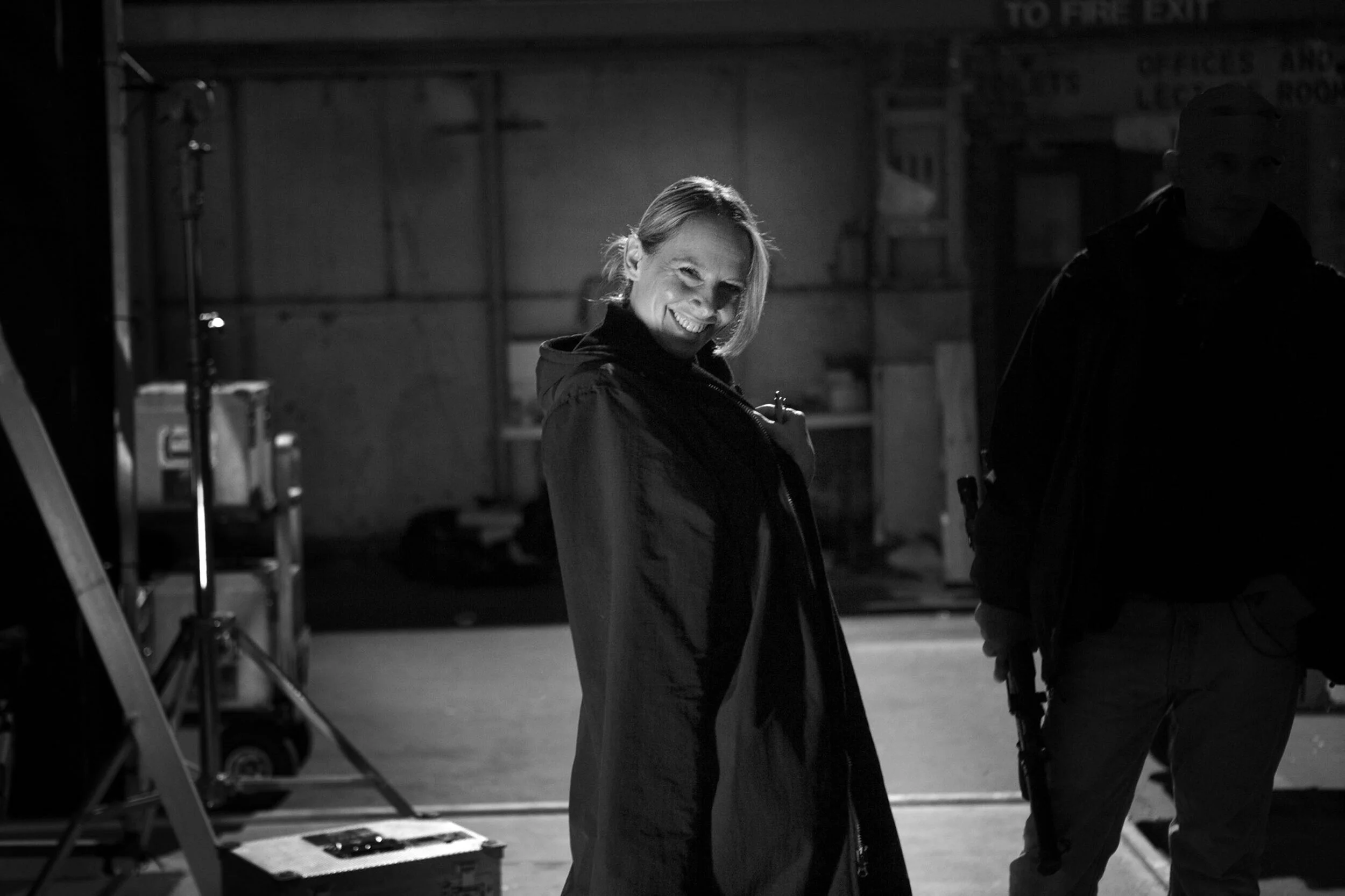 amy-ryan-american-actress-green-zone-behind-the-scenes-laughter-on-set-paul-greengrass-director-jonathan-olley-unit-still-movie-photography.jpg