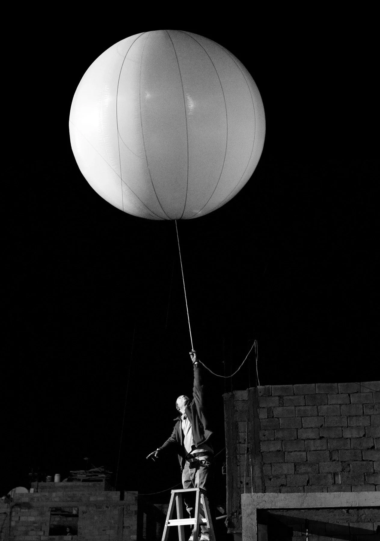 helium-baloon-lighting-gaffer-green-zone-behind-the-scenes-paul-greengrass-director-jonathan-olley-unit-still-movie-photography.jpg