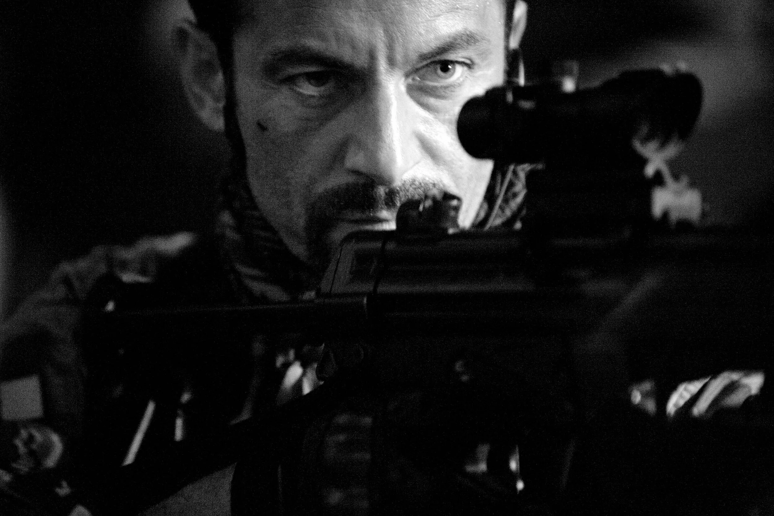 jason-isaacs-green-zone-behind-the-scenes-laughter-on-set-paul-greengrass-director-jonathan-olley-unit-still-movie-photography.jpg