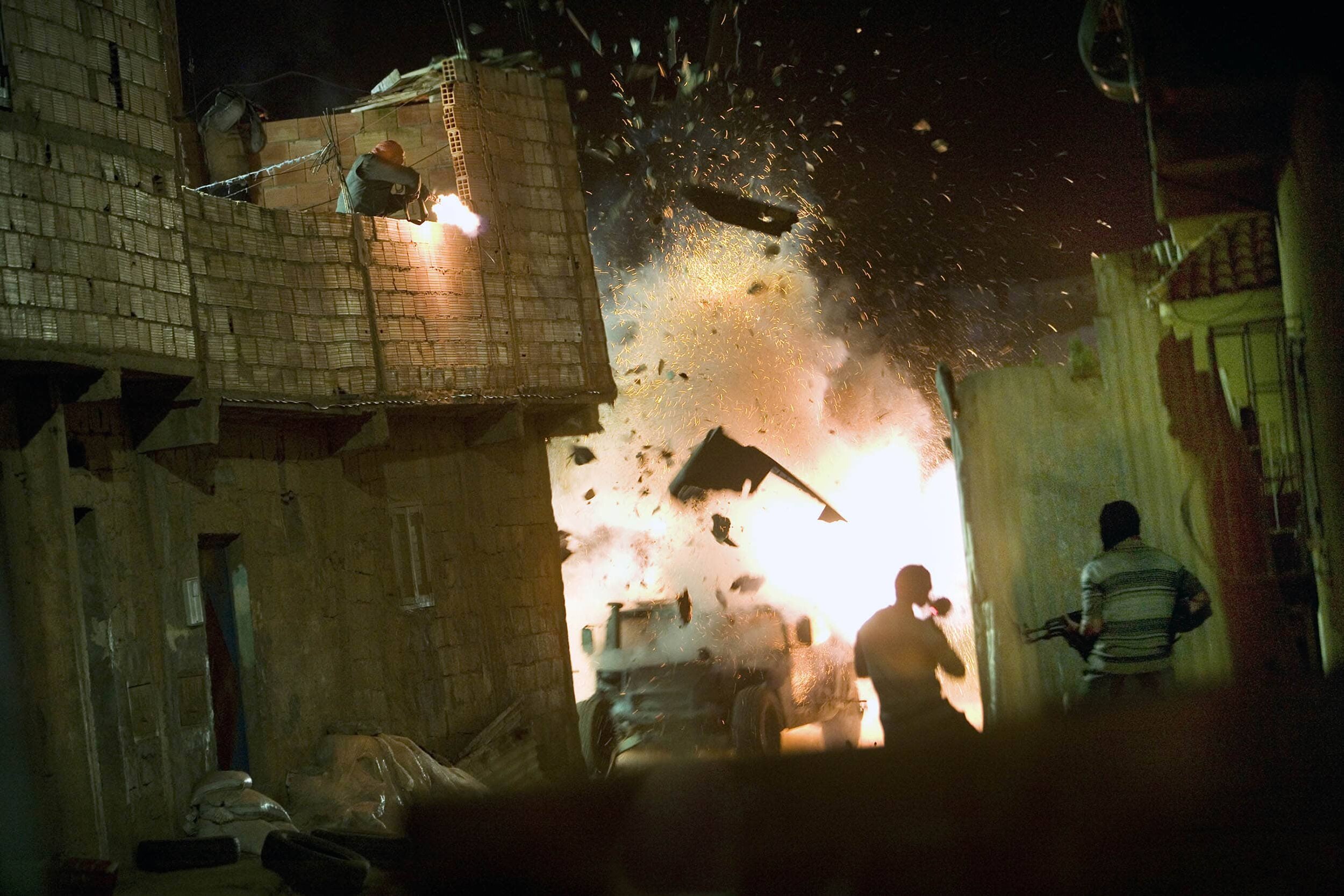 insurgent-attack-stunt-special-effects-sfx-green-zone-action-war-gulf-middle-east-conflict-paul-greengrass-director-jonathan-olley-unit-still-movie-photography.jpg
