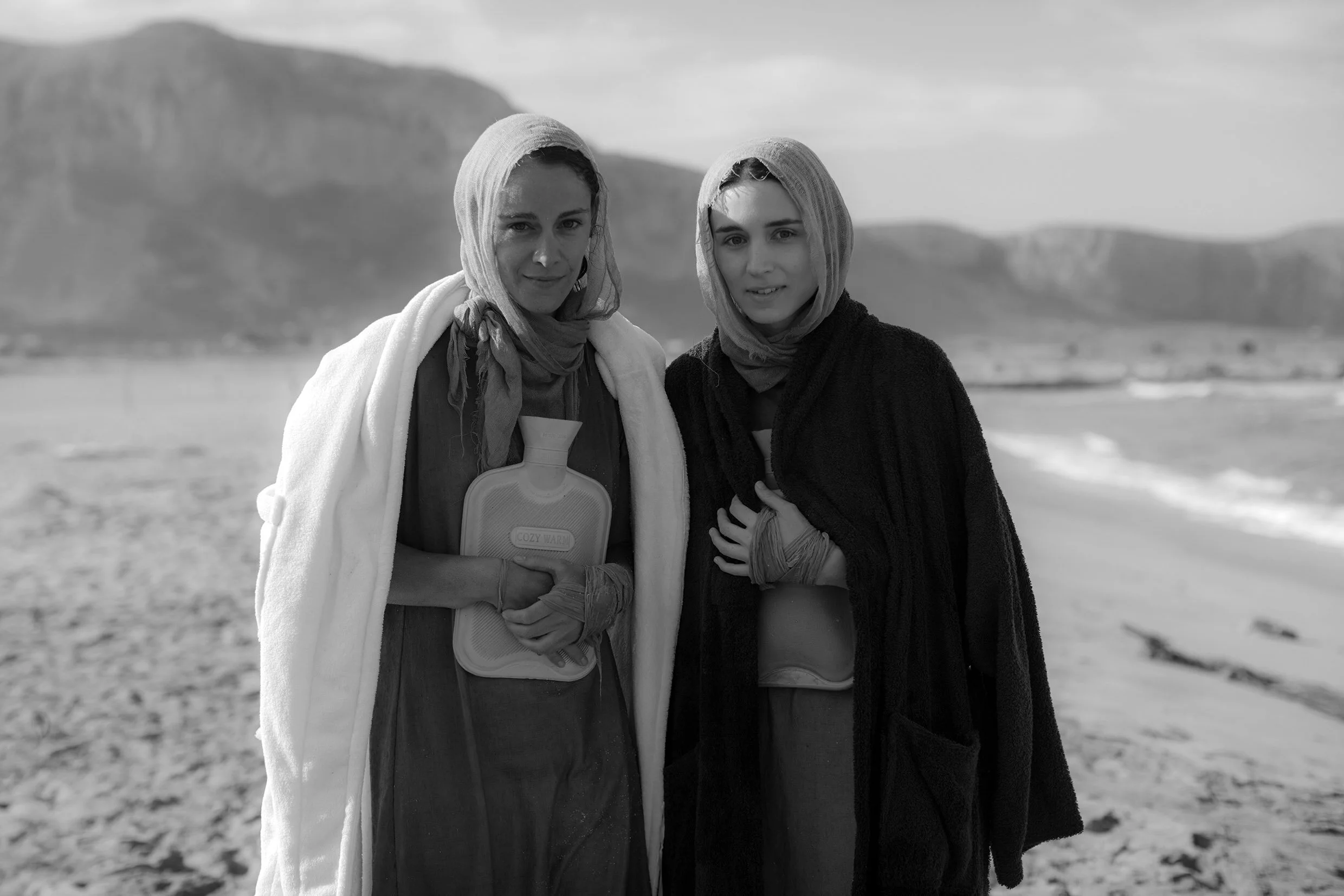behind-the-scenes-ariane-labed-rooney-mara-mary-magdalene-joaquin-phoenix-jesus-jonathan-olley-unit-film-movie-still-special-photographer-photography-garth-davis-director_b.jpg
